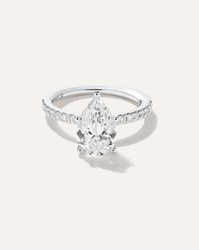 White Gold Bague de fiançailles délicate à diamant de laboratoire taille poire et pavé de diamants de laboratoire - 2,5 carats