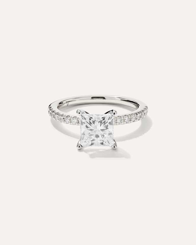Platinum Bague de fiançailles délicate à diamant de laboratoire taille princesse et pavé de diamants de laboratoire - 1,5 carat