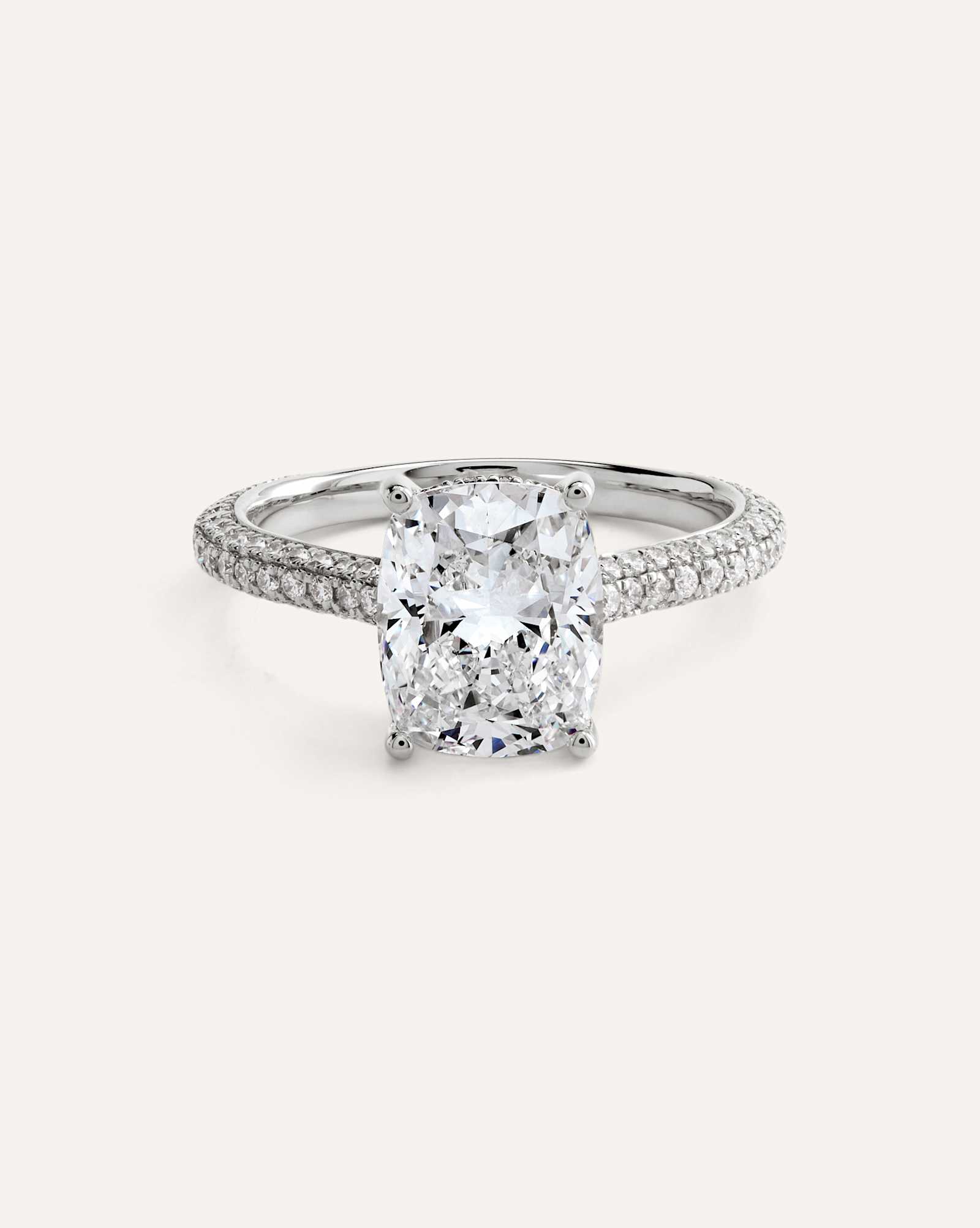 Platinum Bague de fiançailles à monture cathédrale avec diamant de laboratoire taille coussin allongé et pavé de diamants de laboratoire - 3 carats