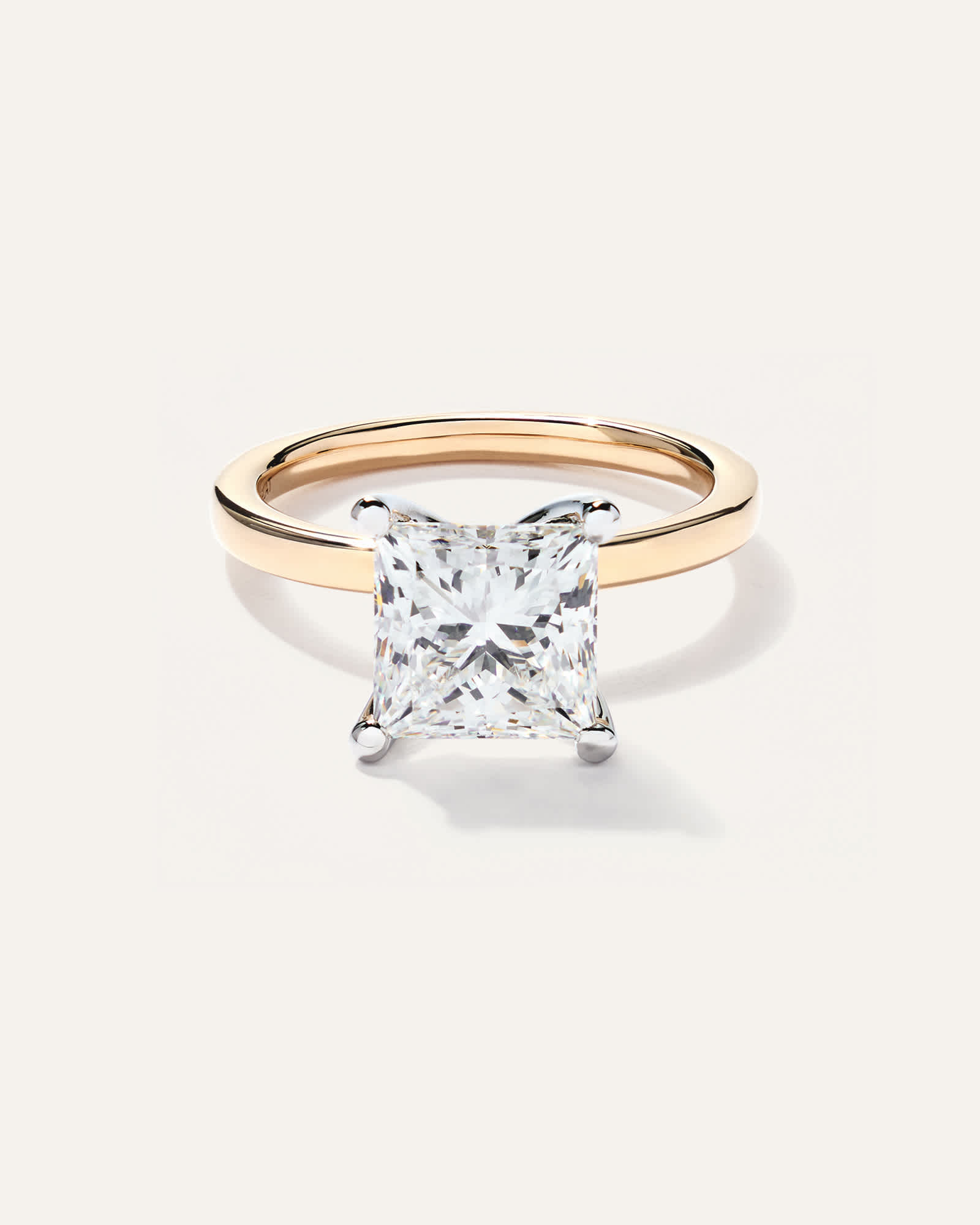 Yellow Gold Bague de fiançailles à diamant de laboratoire taille princesse avec intérieur confort – 3 carats