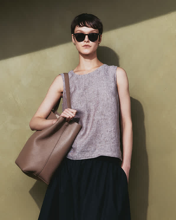 Warm Taupe Grand sac seau souple en cuir italien à bandoulière
