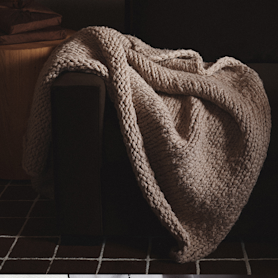 holiday hosting blankets & pillows