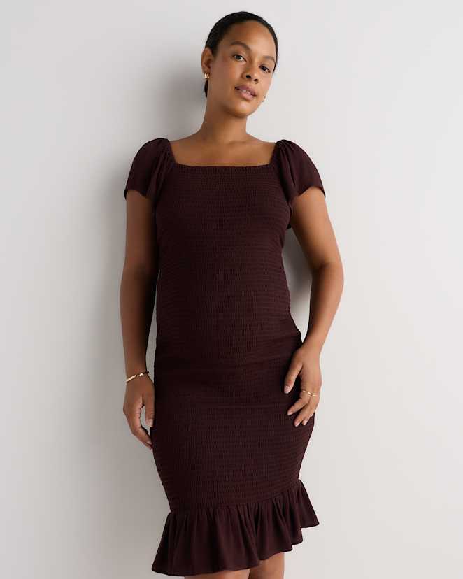 Chocolate Plum Brown Robe de maternité légère en crêpe smockée à manches à volant