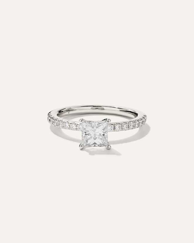 White Gold Bague de fiançailles délicate à diamant de laboratoire taille princesse et pavé de diamants de laboratoire - 1 carat