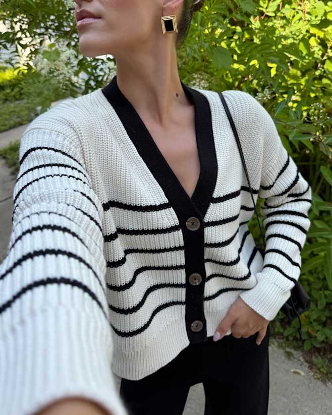 Offwhite/Black Stripe Cardigan écourté et ample style pêcheur en 100 % coton biologique
