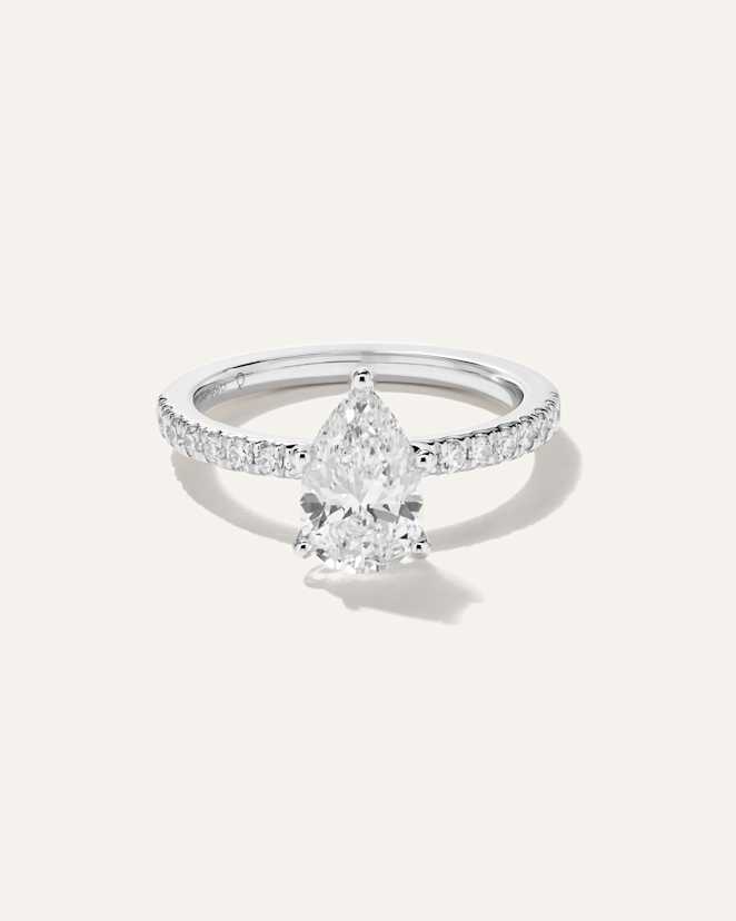 White Gold Bague de fiançailles délicate à diamant de laboratoire taille poire et pavé de diamants de laboratoire - 1,5 carat