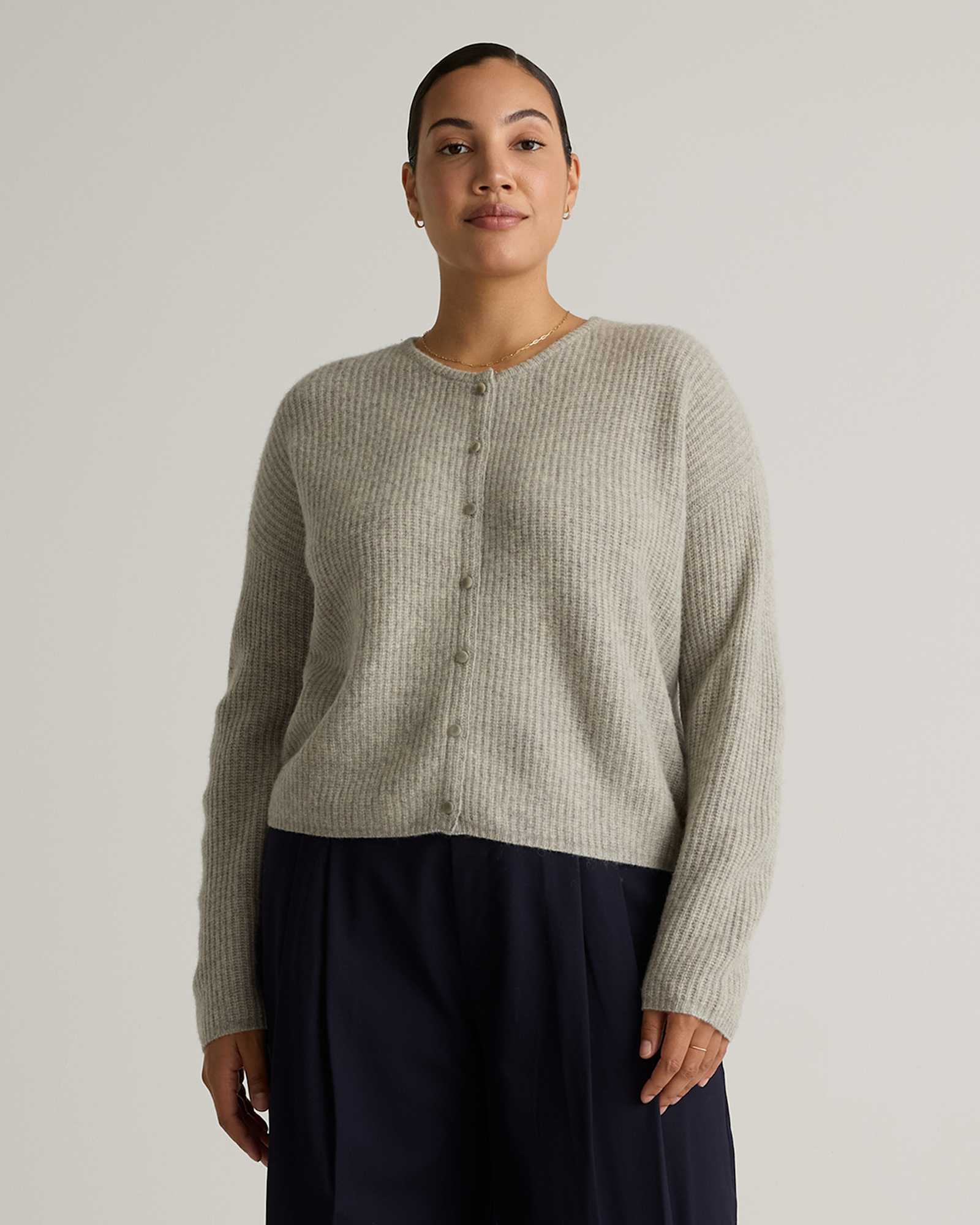 Warm Heather Grey Cardigan côtelé doux en laine de yak à 100% à encolure arrondie