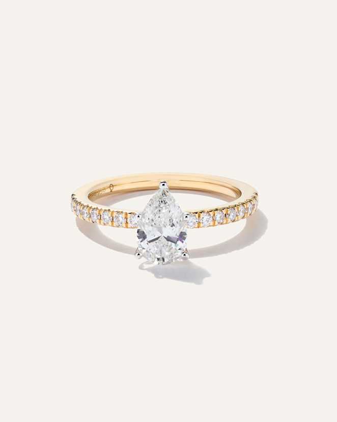 Yellow Gold Bague de fiançailles délicate à diamant de laboratoire taille poire et pavé de diamants de laboratoire - 1 carat