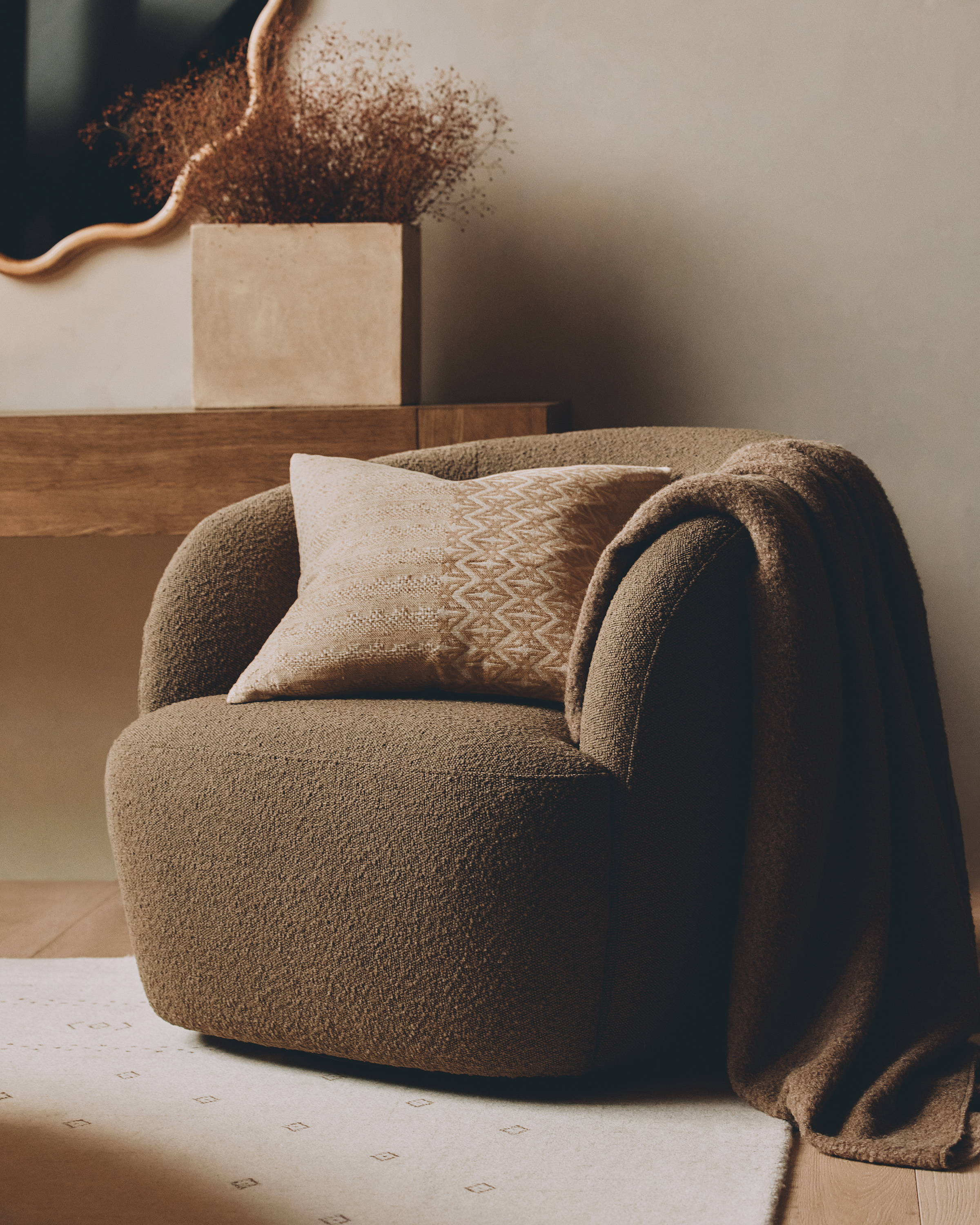 Boucle Swivel Chair - thumbnail 3