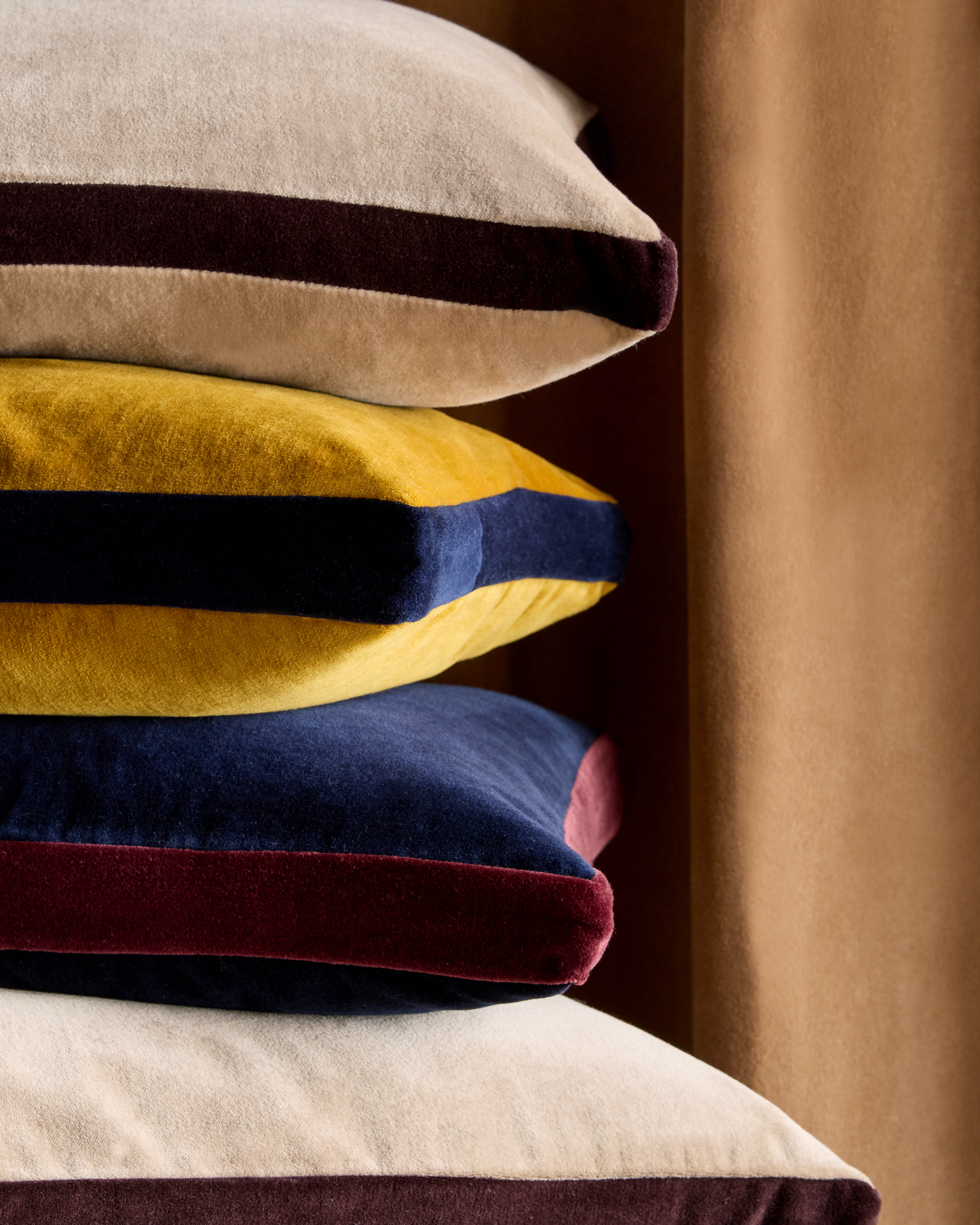 Marigold/Navy Housse de coussin en velours à bordure contrastée 