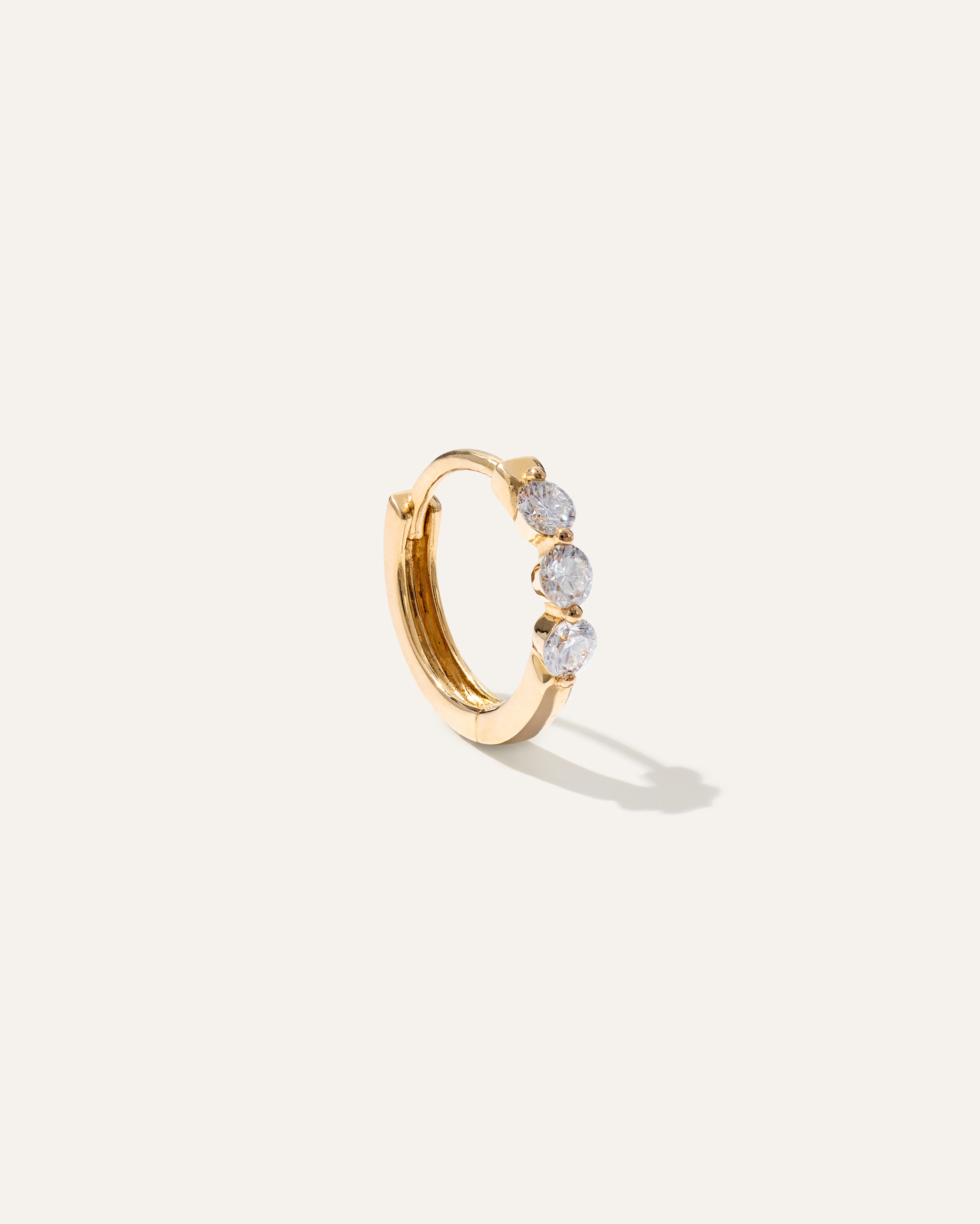 Yellow Gold Boucle d'oreille créole en or 14 carats avec diamants de laboratoire à griffes partagées