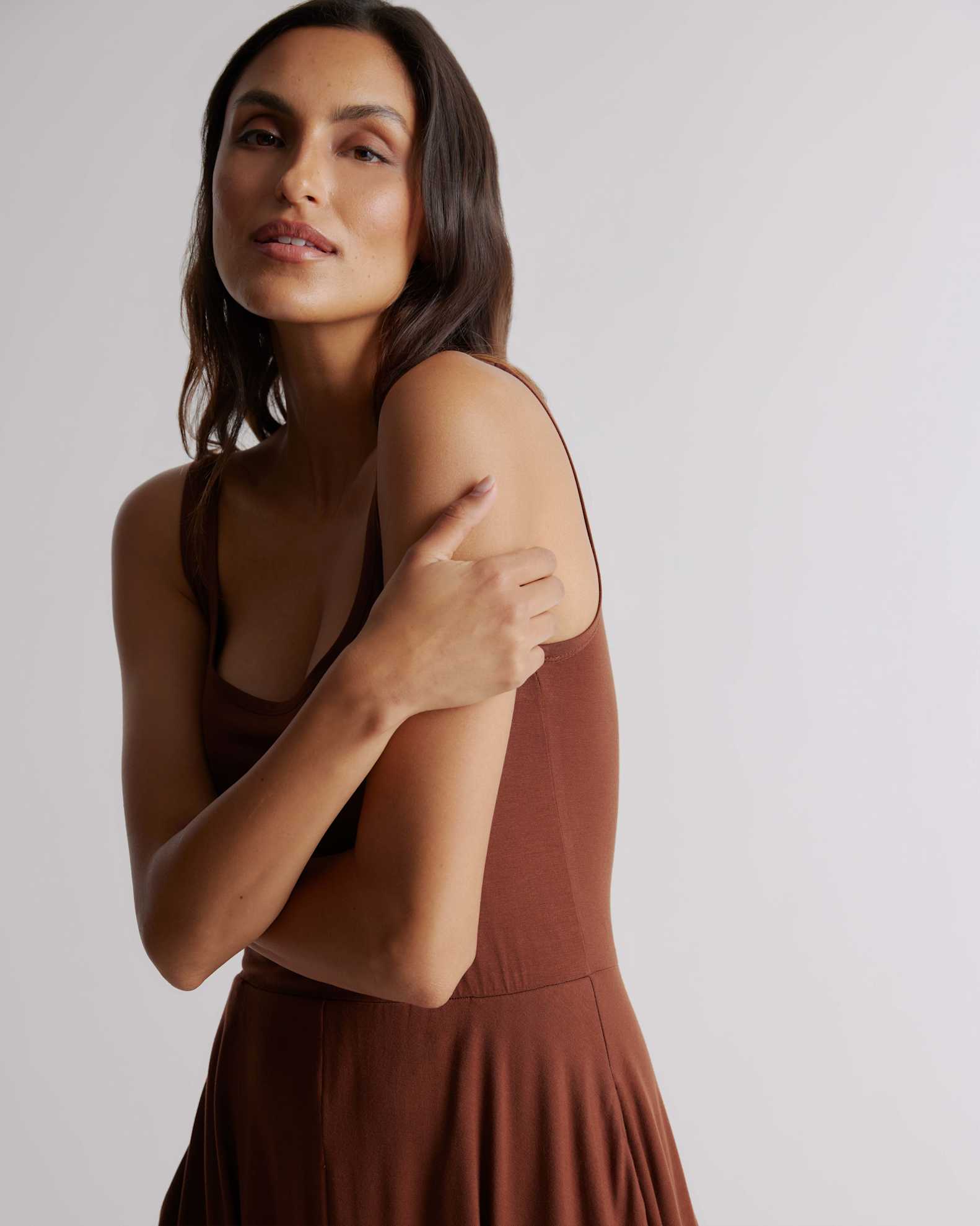 Quince Women's Tencel Jersey Fit & Flare Dress, Medium Size, Brown - Sleeveless, Scoop Neck, Side-Seam Pockets Quince Women's Tencel Jersey Fit & Flare Dress, Medium Size, Brown - Sleeveless, Scoop Neck, Side-Seam Pockets