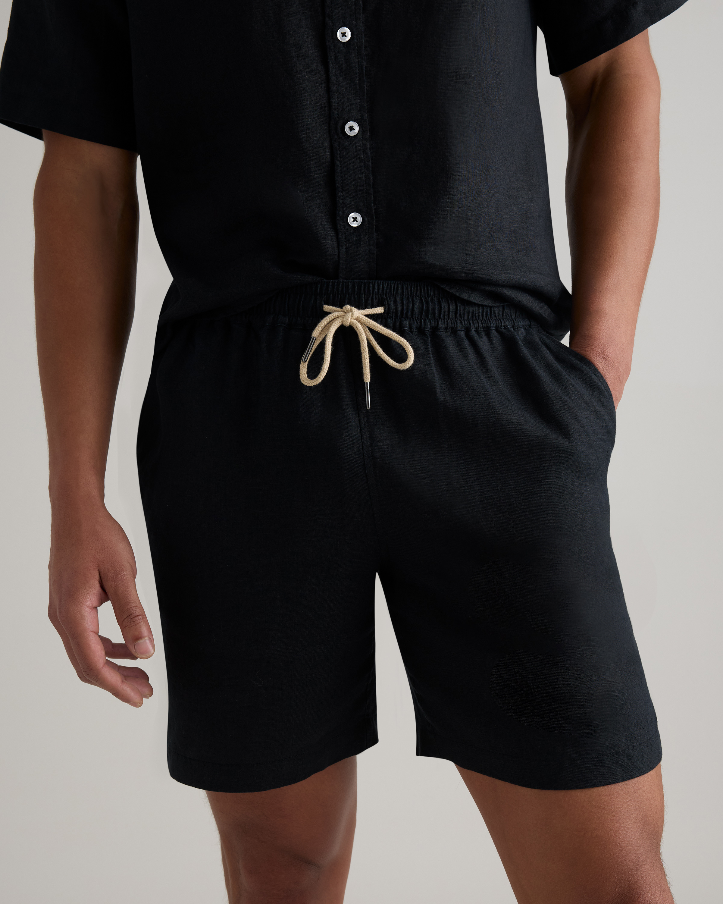 Black 100% European Linen Drawstring Beach Shorts - 7"