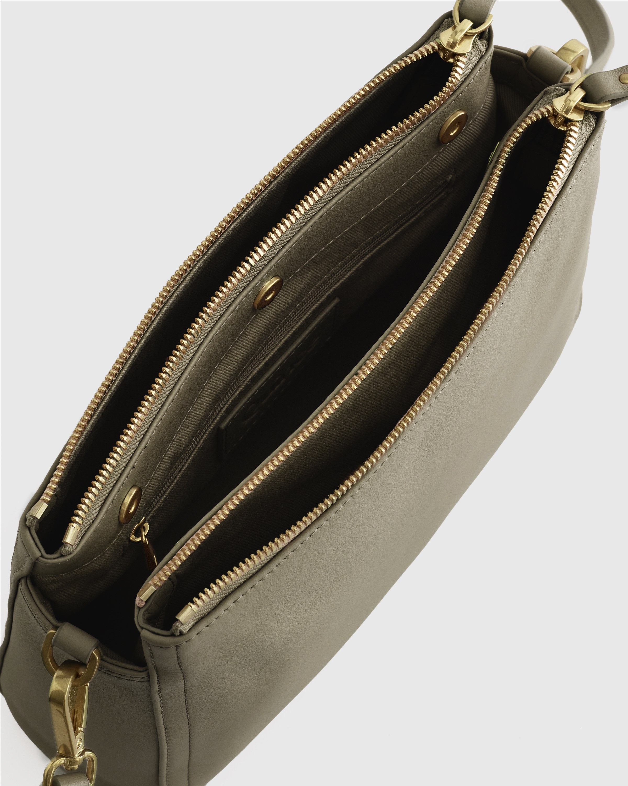 【極美品】Italian Emboss Leather Bag 定価71500円 極美品】Italian Emboss Leather Bag 定価71500円 Elegant wine-red
