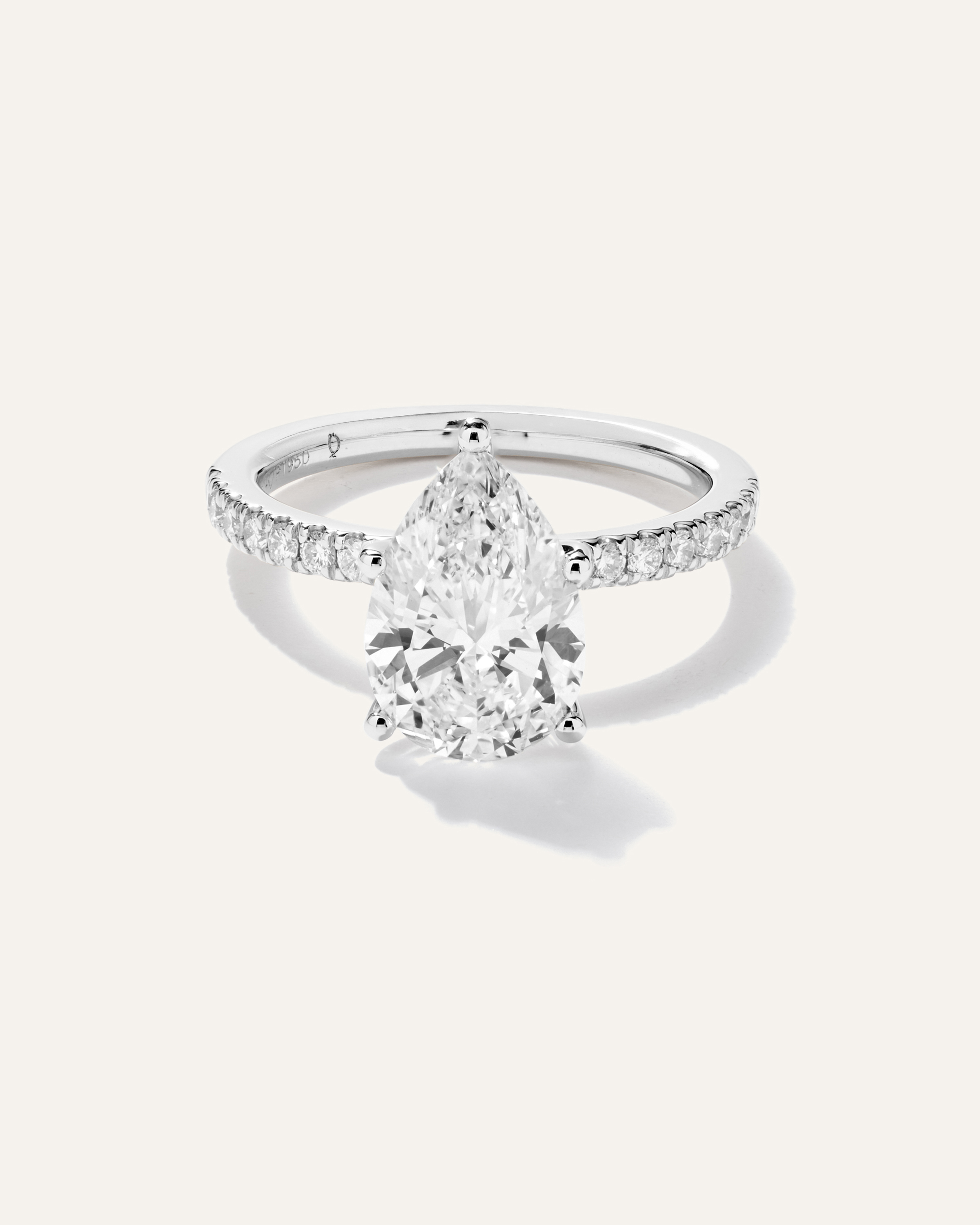 White Gold Bague de fiançailles délicate à diamant de laboratoire taille poire et pavé de diamants de laboratoire - 3 carats
