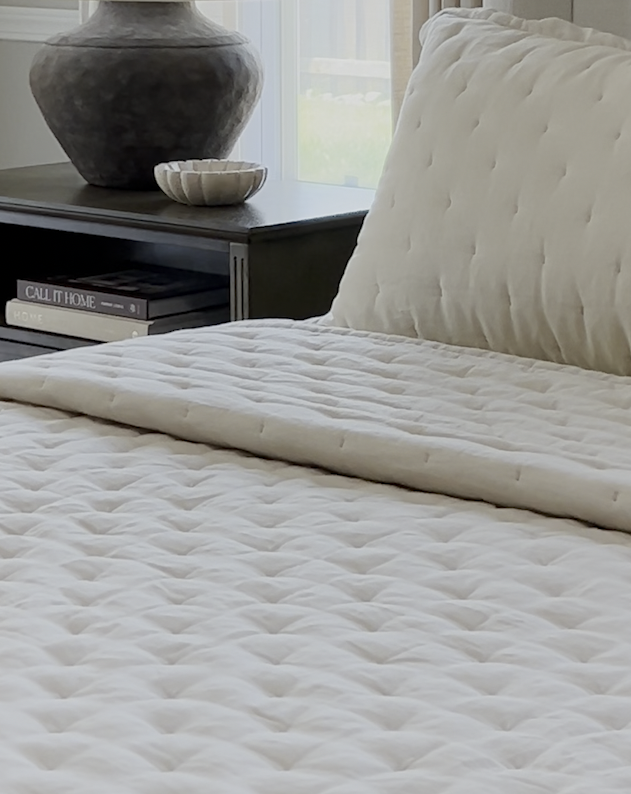 European Linen Dream Quilt - PDP Video Thumbnail (Ivory, 4x5)