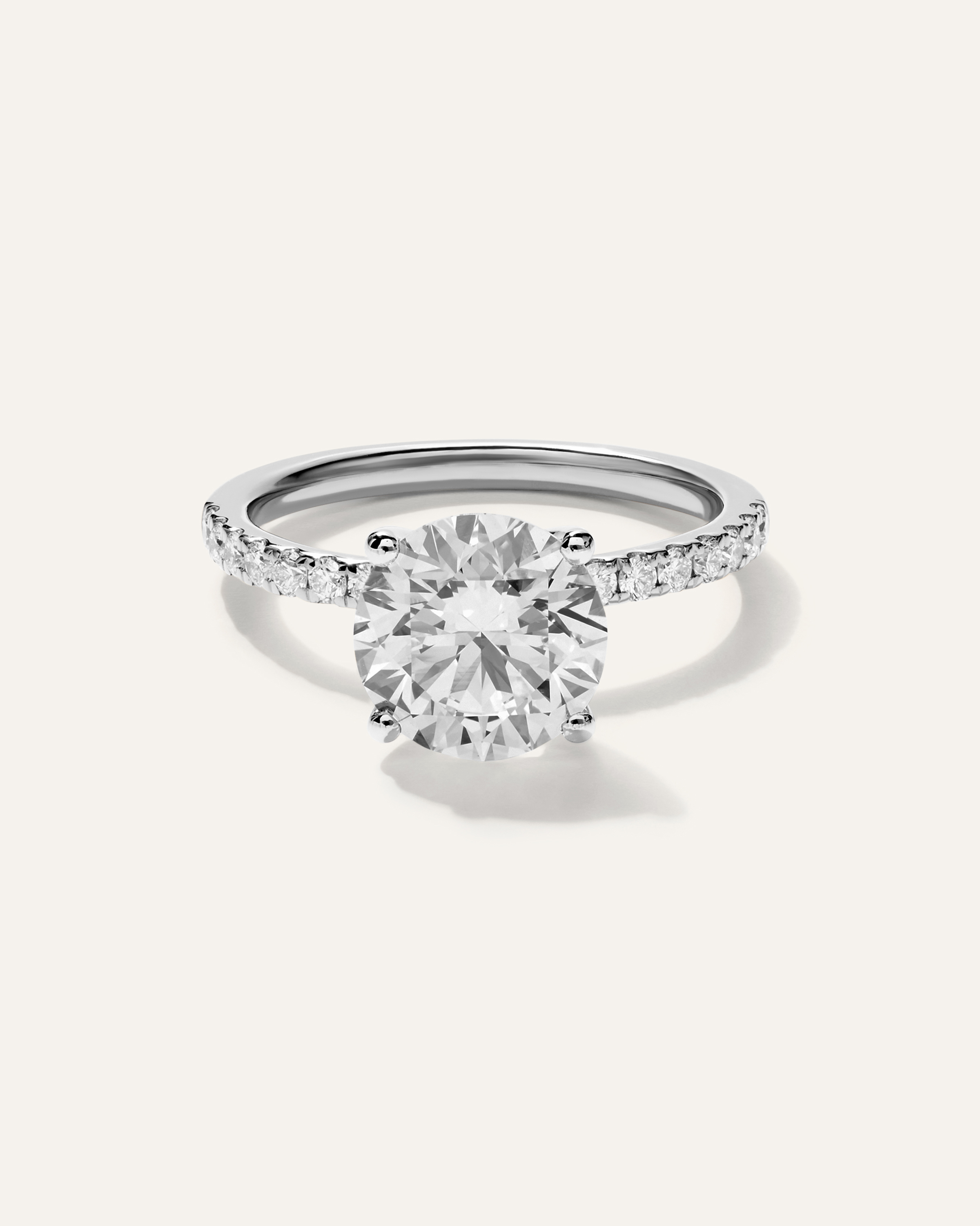 White Gold Bague de fiançailles délicate à diamant de laboratoire rond et à pavé de diamants de laboratoire - 2,5 carats