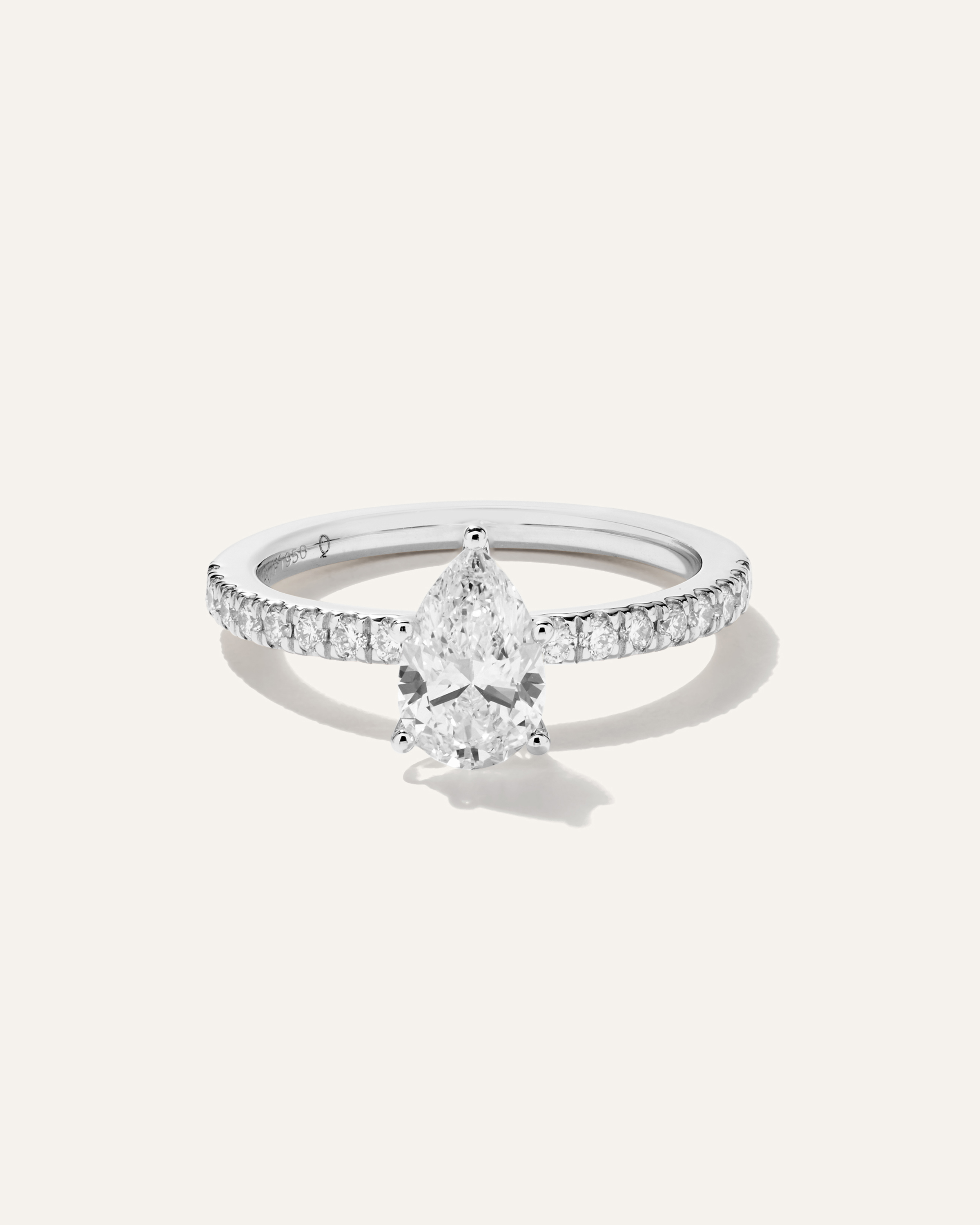 White Gold Bague de fiançailles délicate à diamant de laboratoire taille poire et pavé de diamants de laboratoire - 1 carat