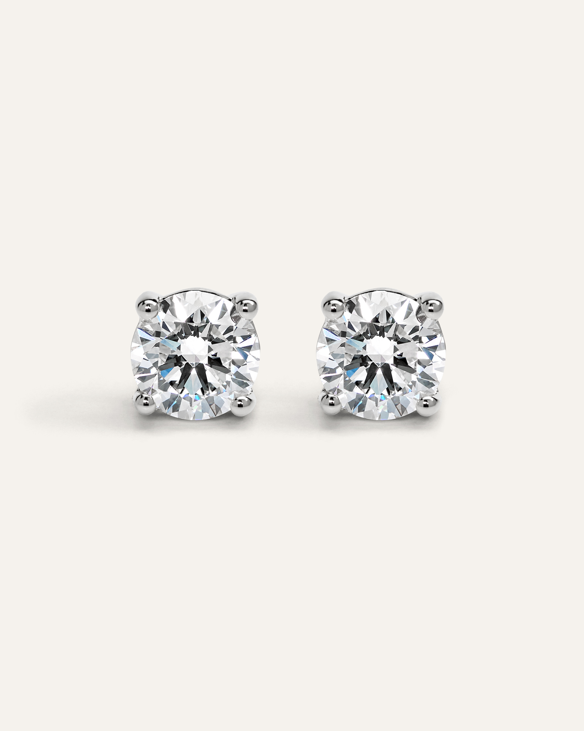 White Gold Clous d'oreilles solitaires en or 14 carats à diamant de laboratoire serti à quatre griffes - 5 carats au total