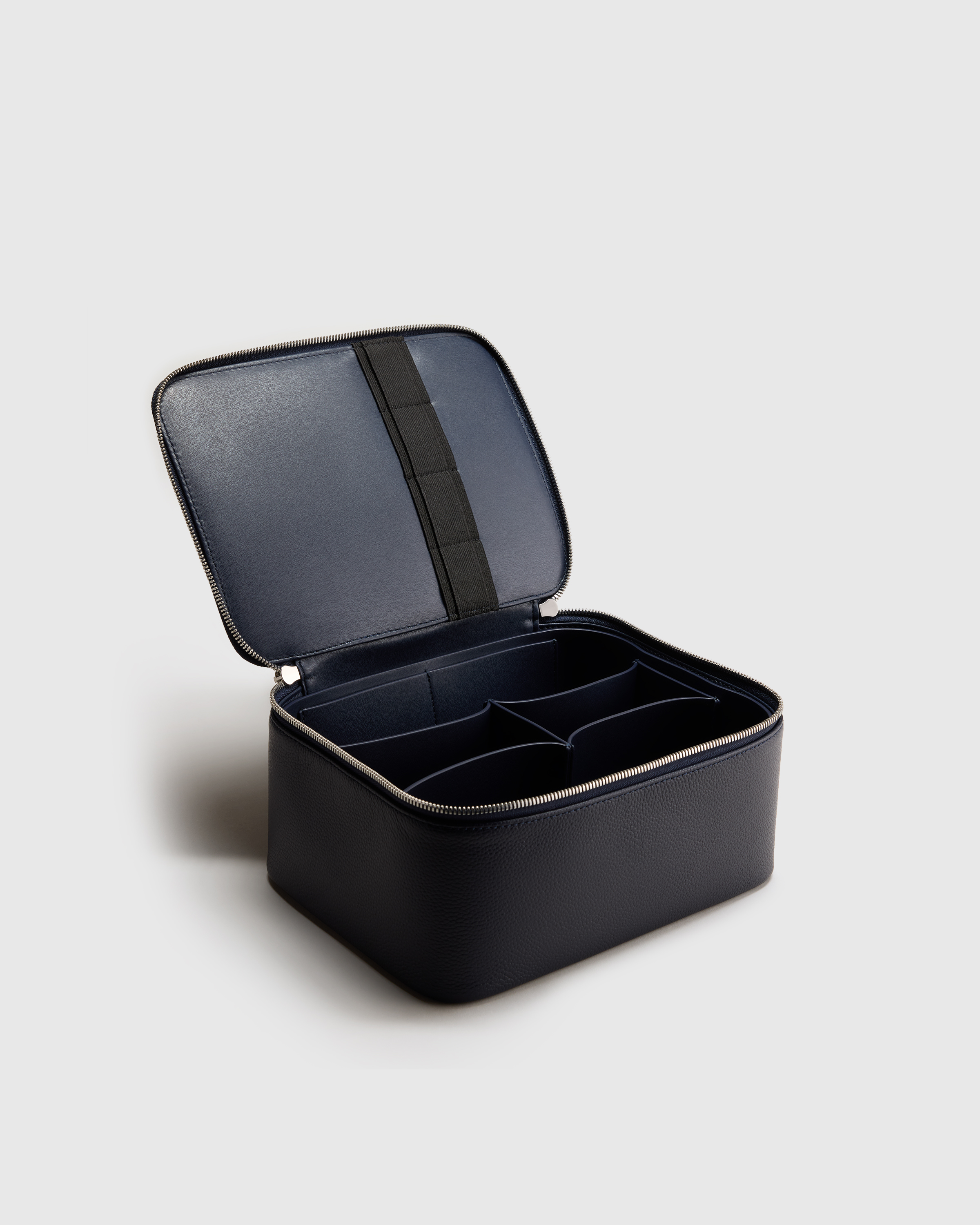 Italian Leather Travel Cosmetic CaItalian Leather Travel Cosmetic CaSE DEEP NAVY45840 EDITED