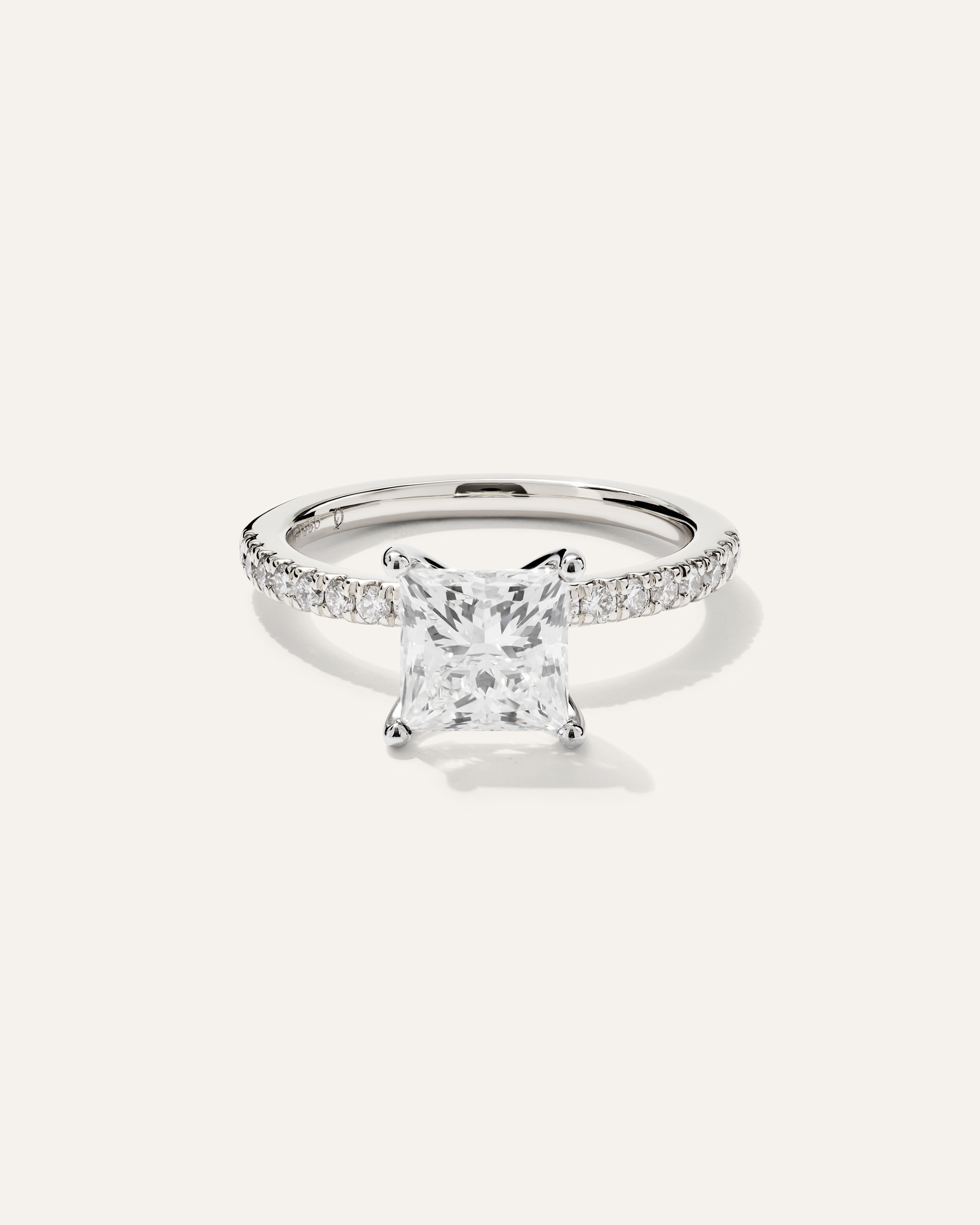 Platinum Bague de fiançailles délicate à diamant de laboratoire taille princesse et pavé de diamants de laboratoire - 1,5 carat