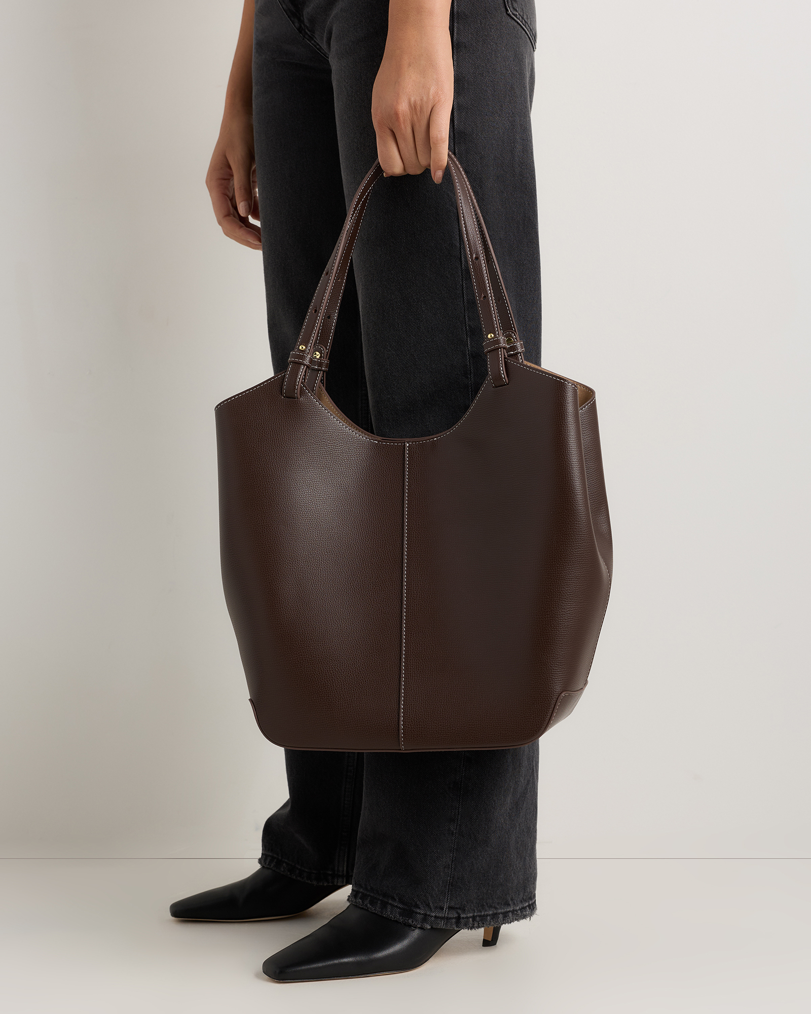 Italian Leather Trapeze Tote | Quince Canada