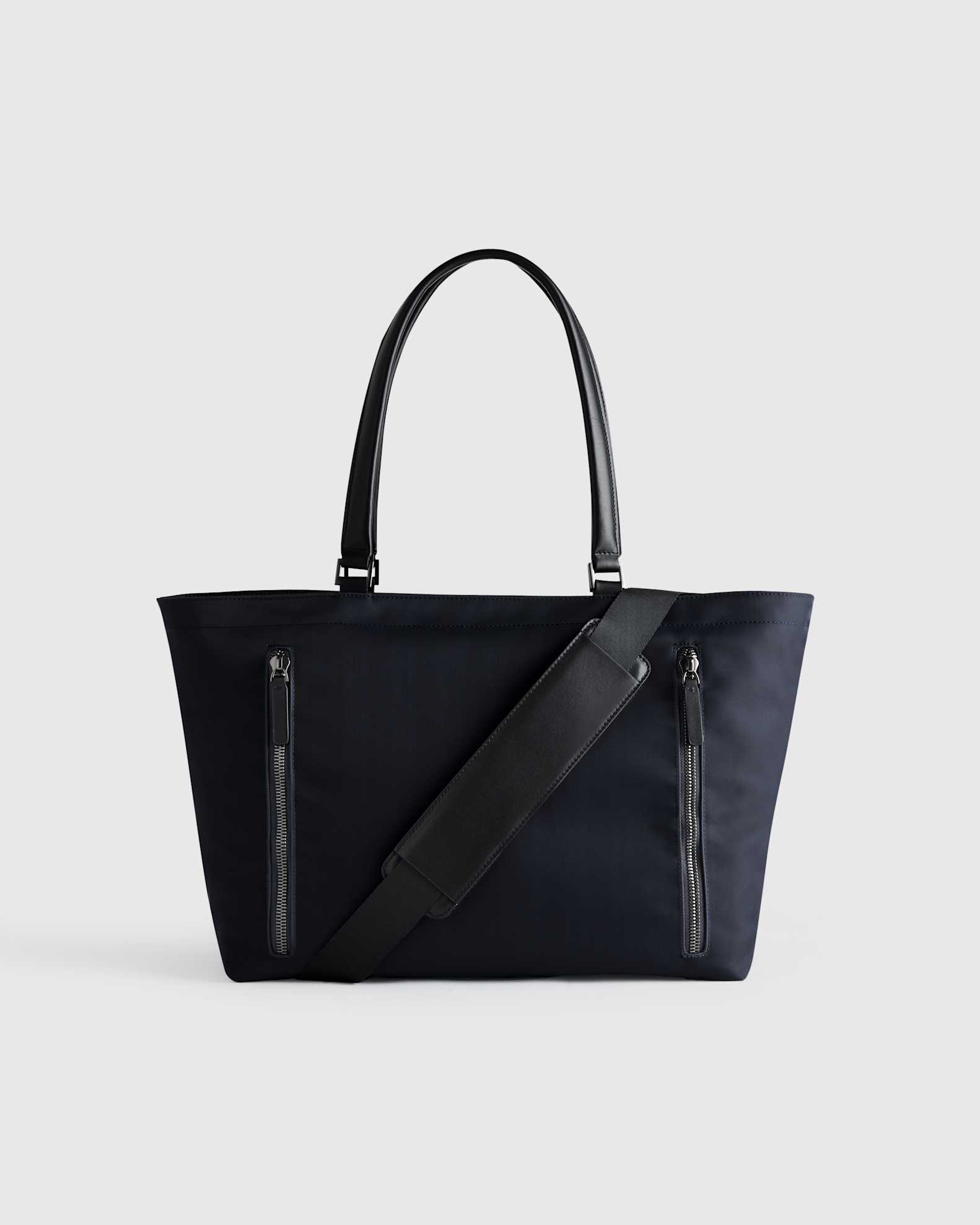 black tote travel bag Away Everywhere in Jet The Transit Travel Tote is built to keep up with your travel Transit Travel Tote - Spacious
