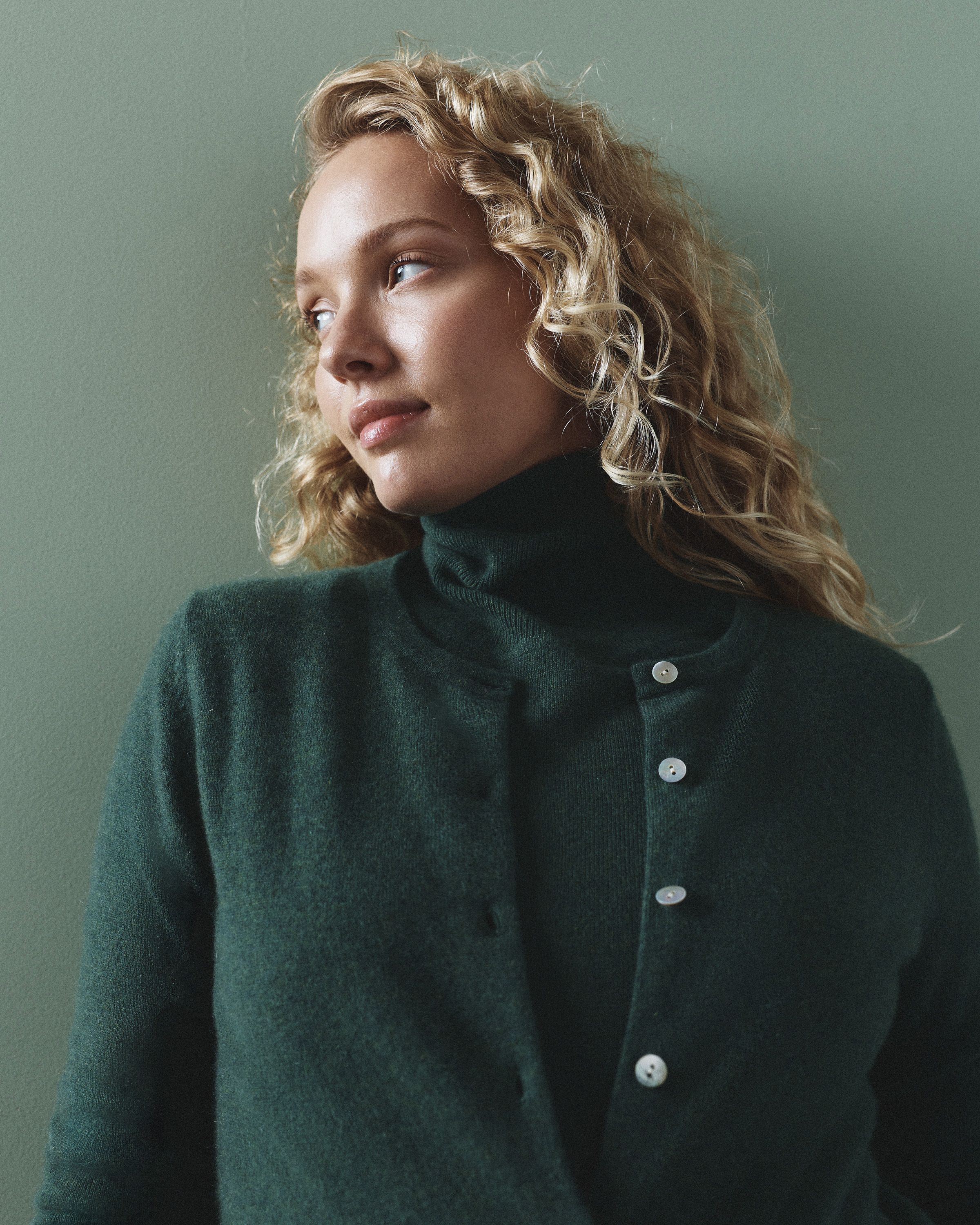 Cashmere Turtleneck Sweater in Forest Floor Green