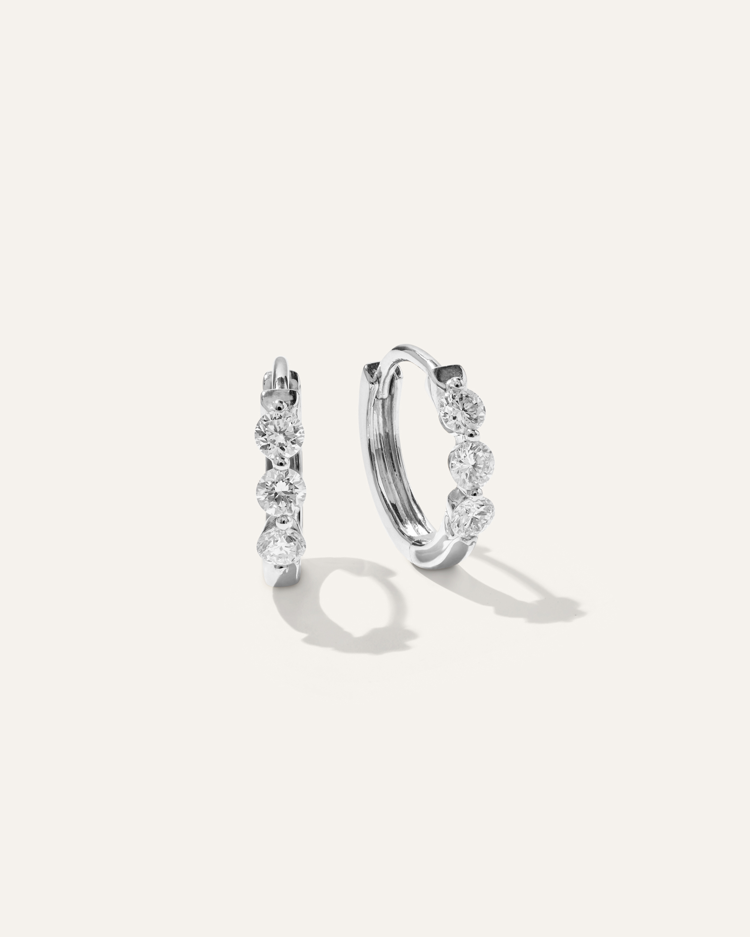 White Gold Boucle d'oreille créole en or 14 carats avec diamants de laboratoire à griffes partagées