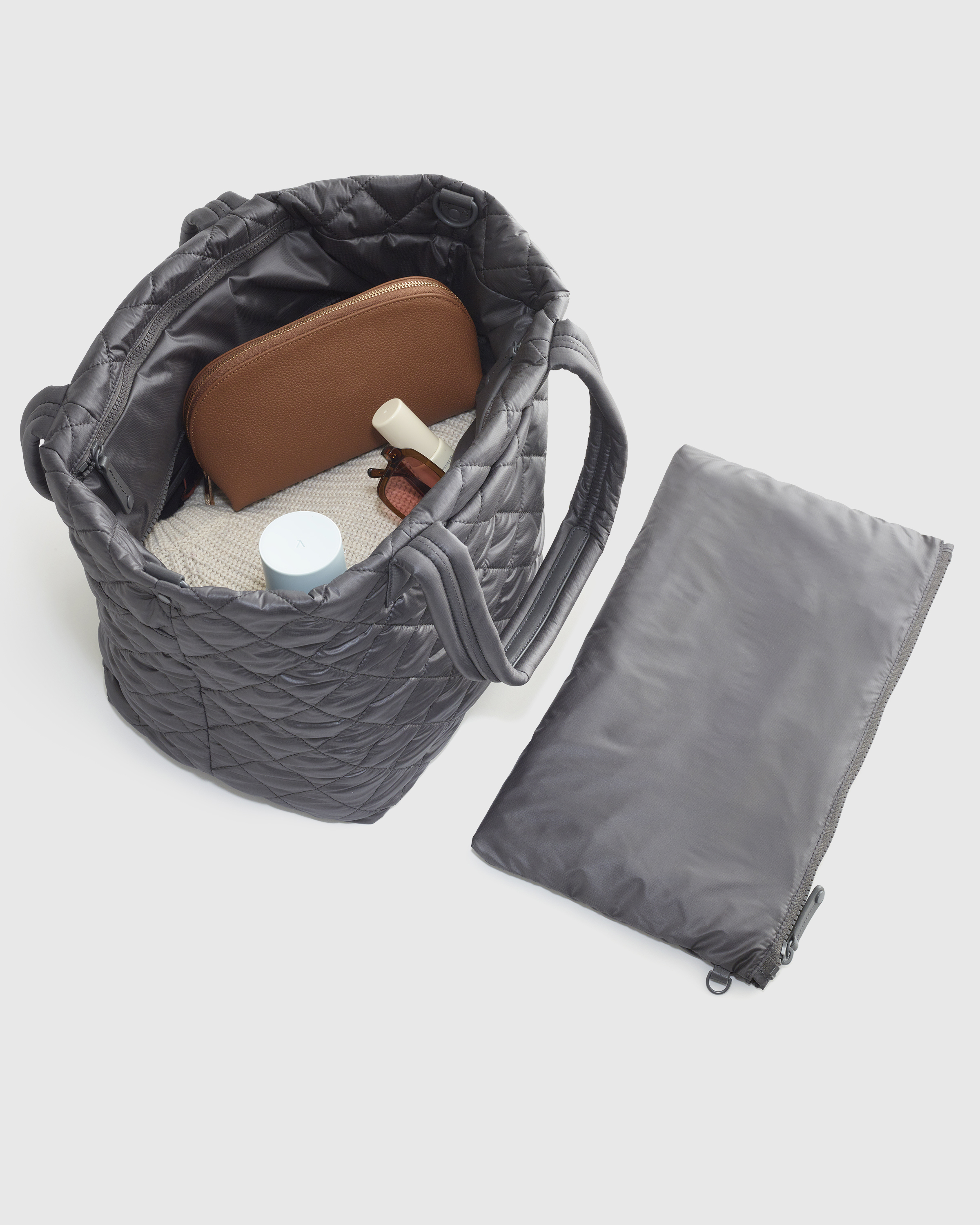 【EEUN】Matal quilted tote bag PDP_Hero_1080x1350_HO24_TallZi