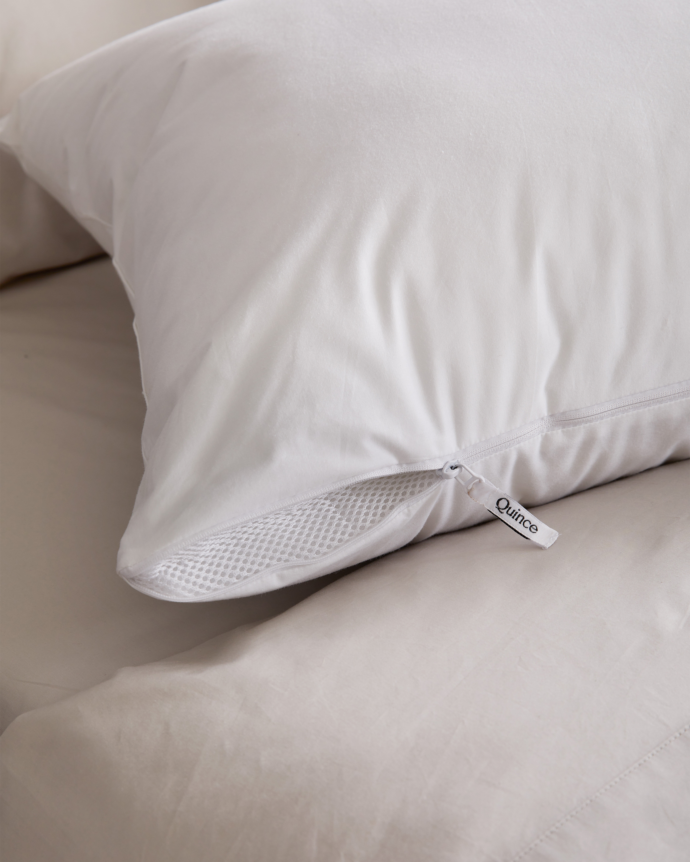 AdjustablePillow DownAlt Closeup 668