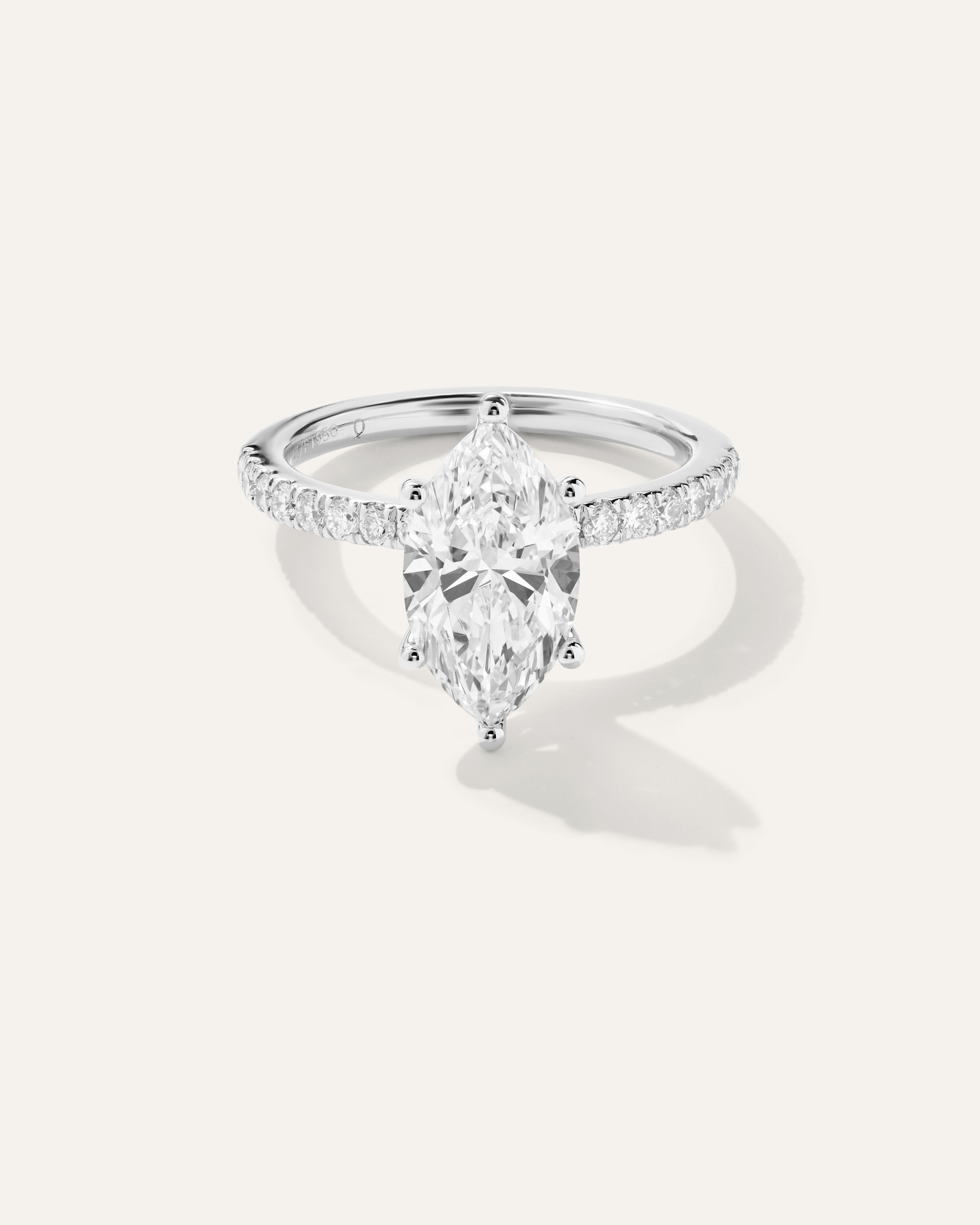 Platinum Bague de fiançailles délicate à diamant de laboratoire taille marquise et à pavé de diamants de laboratoire - 2,5 carats