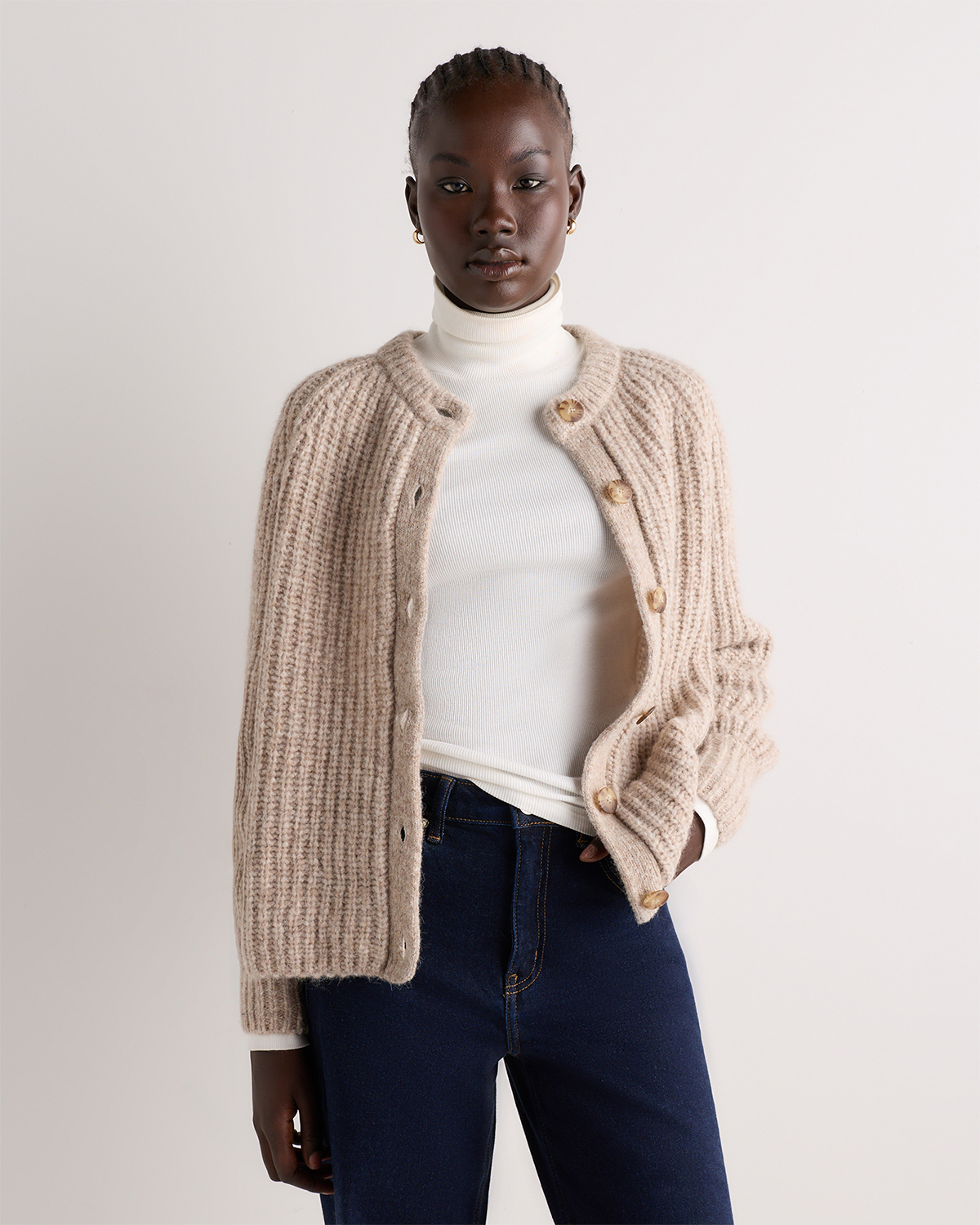 Soft Wheat Beige Cardigan épais en bébé alpaga moelleux à col rond pour femmes