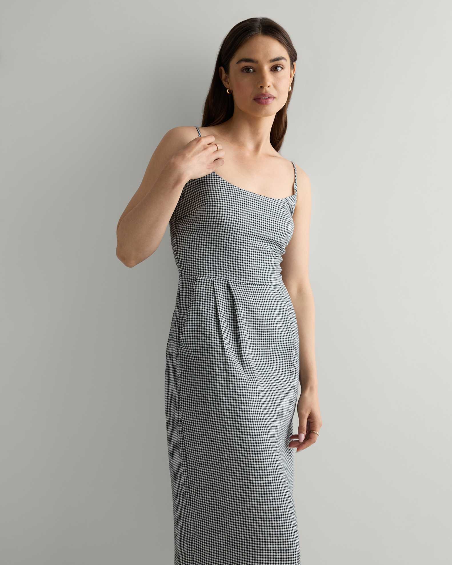 100% European Linen Scoop Neck Midi Dress in Classic Mini Gingham | Quince Canada 100% European Linen Scoop Neck Midi Dress in Classic Mini Gingham | Quince Canada