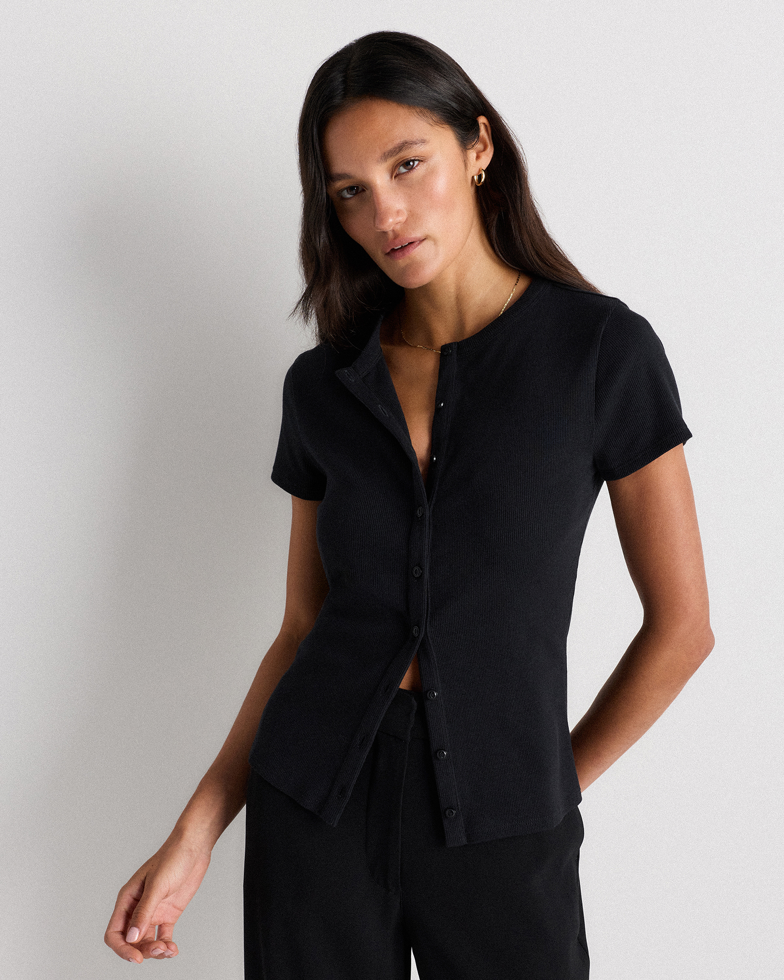 Black T-shirt en micro-côte de coton biologique à boutons