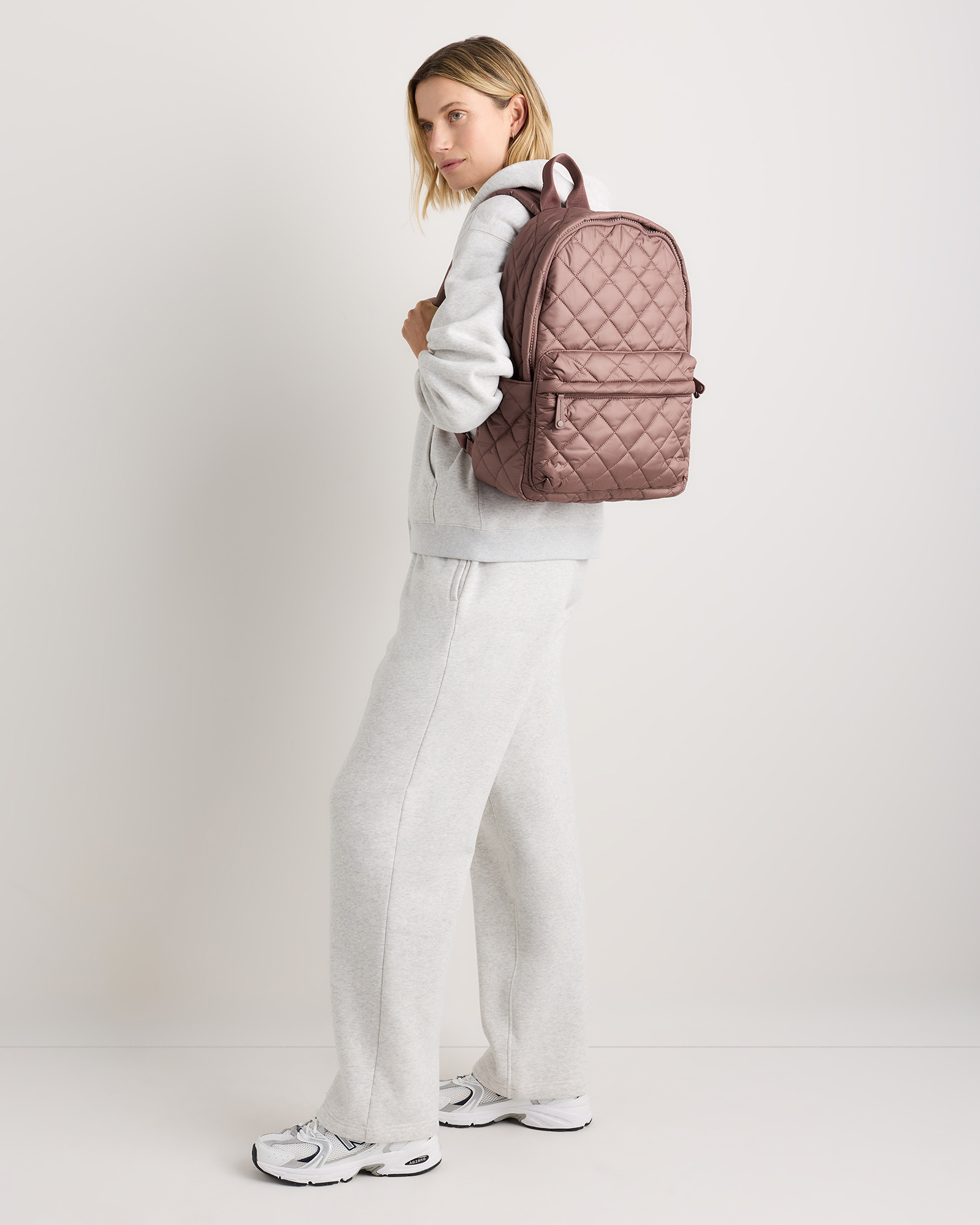 マイケル15 Transit Quilted Commuter Backpack in Taupe Brown
