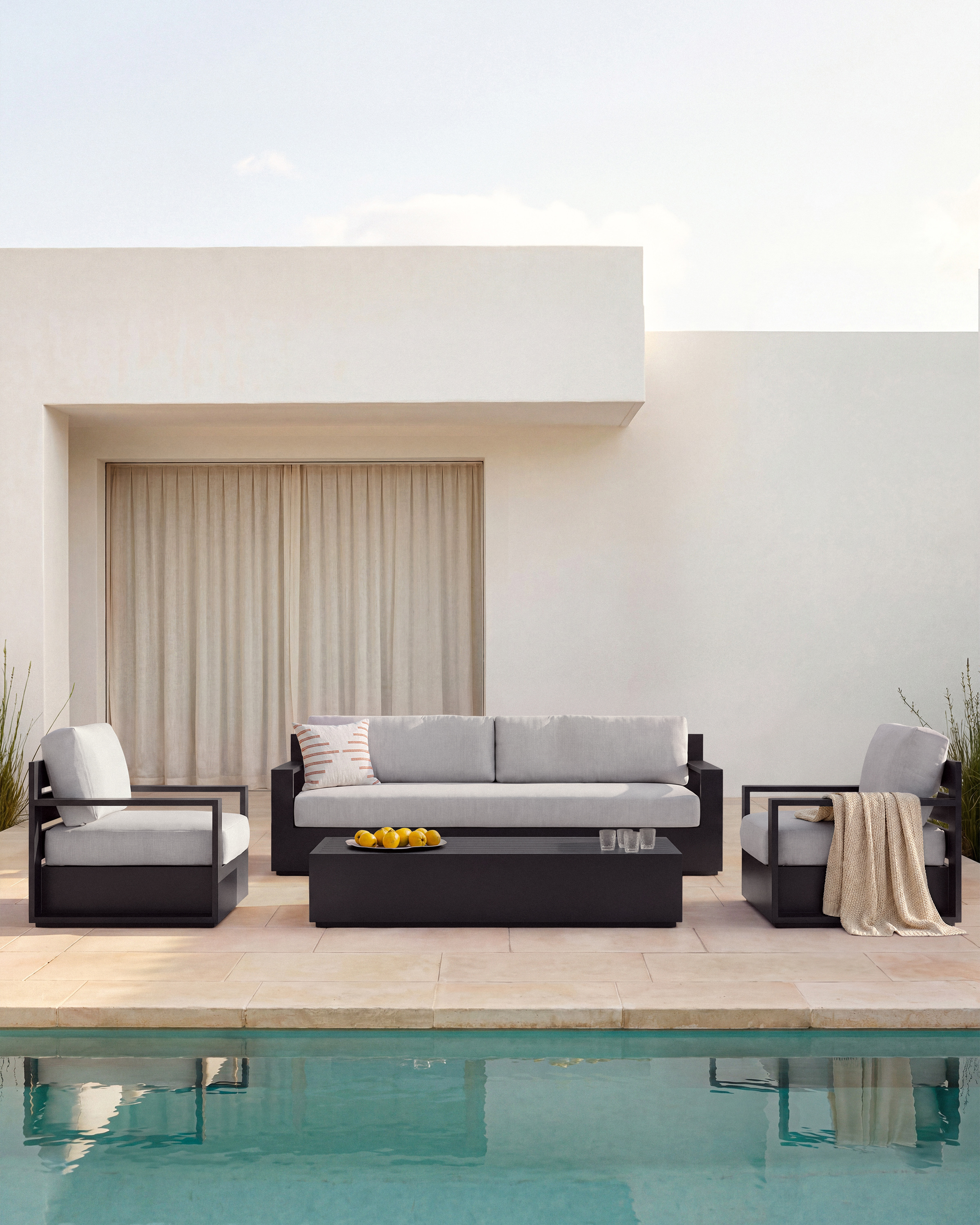 Powder-Coated Aluminum Outdoor Coffee Table - thumbnail 2