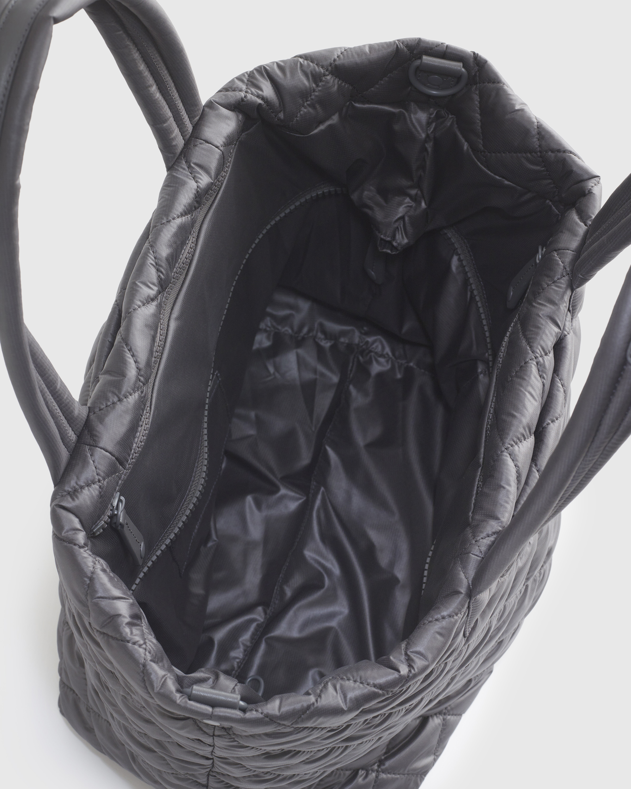 【EEUN】Matal quilted tote bag Transit Quilted Carry-All Tote