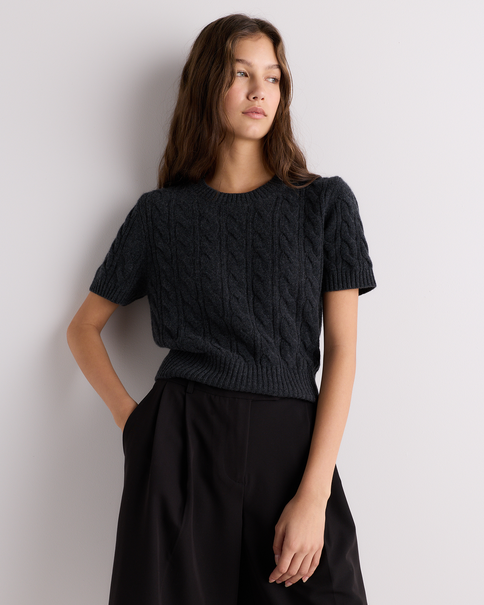 Heather Charcoal T-shirt écourté en tricot torsadé de cachemire de Mongolie