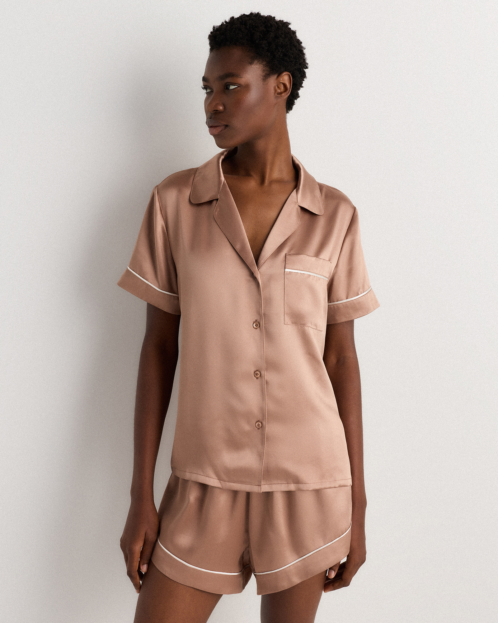 Toasted Almond Haut de pyjama à manches courtes en satin de soie 100 % lavable