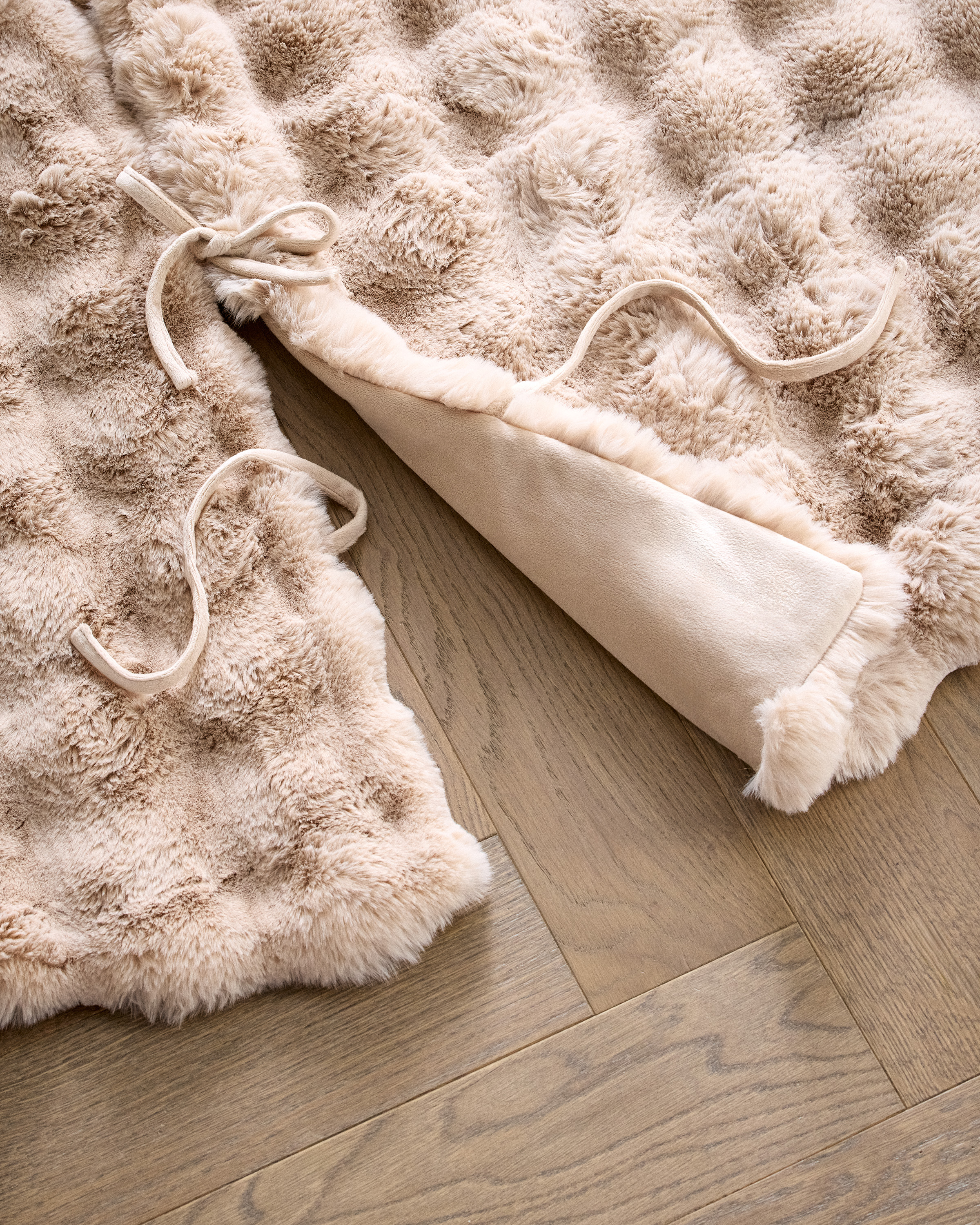 Faux Fur Tree Skirt - thumbnail 3