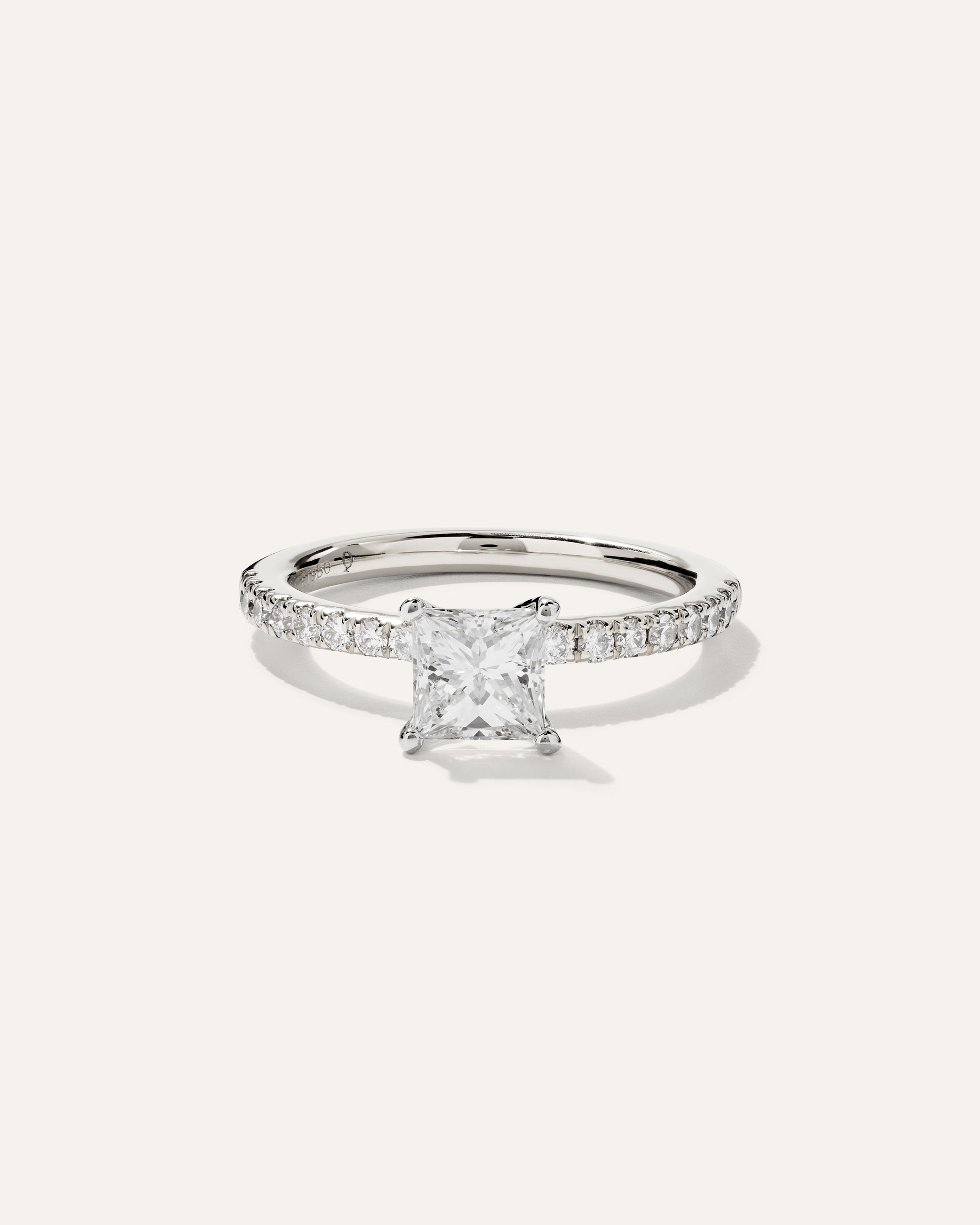 White Gold Bague de fiançailles délicate à diamant de laboratoire taille princesse et pavé de diamants de laboratoire - 1 carat
