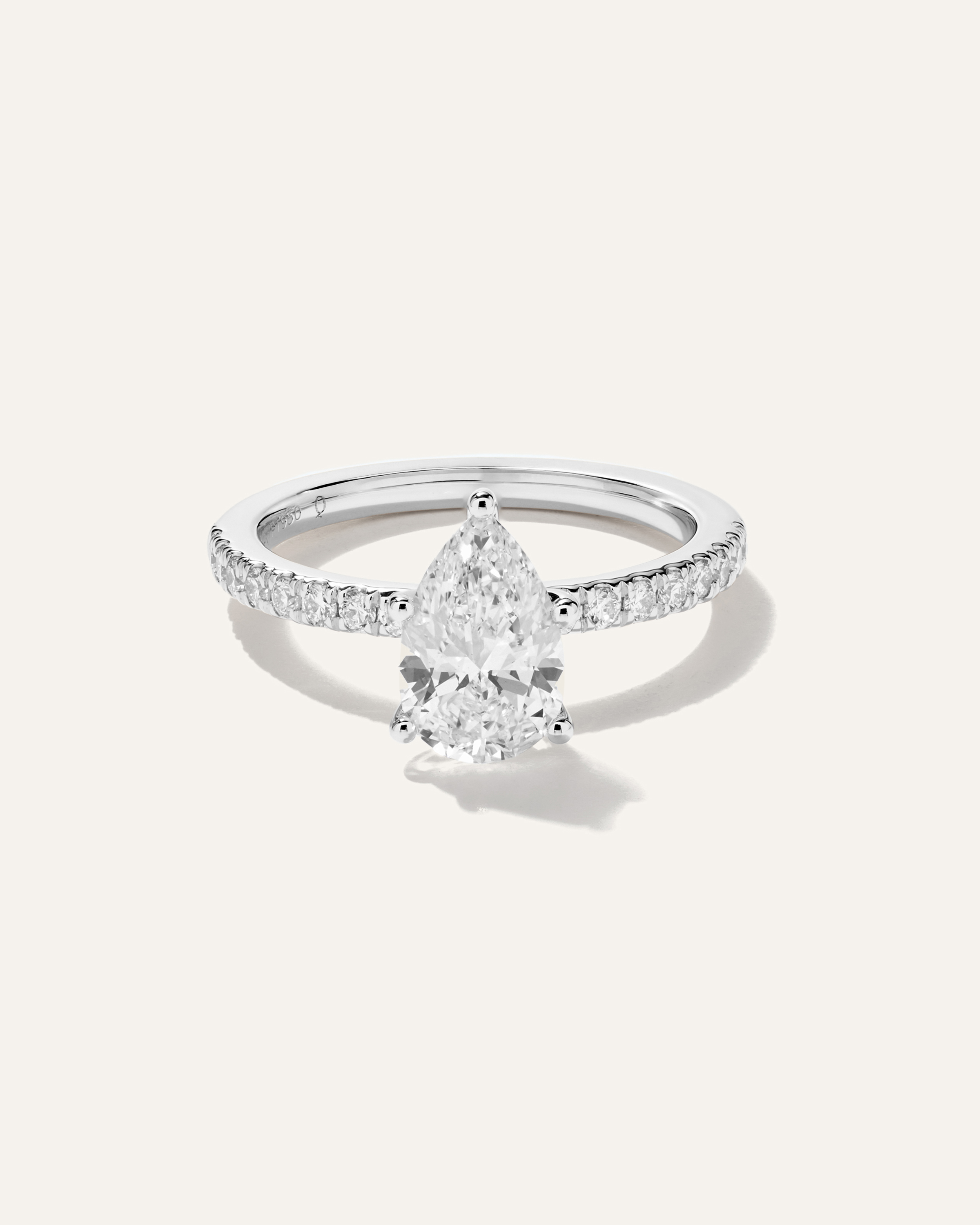 White Gold Bague de fiançailles délicate à diamant de laboratoire taille poire et pavé de diamants de laboratoire - 1,5 carat