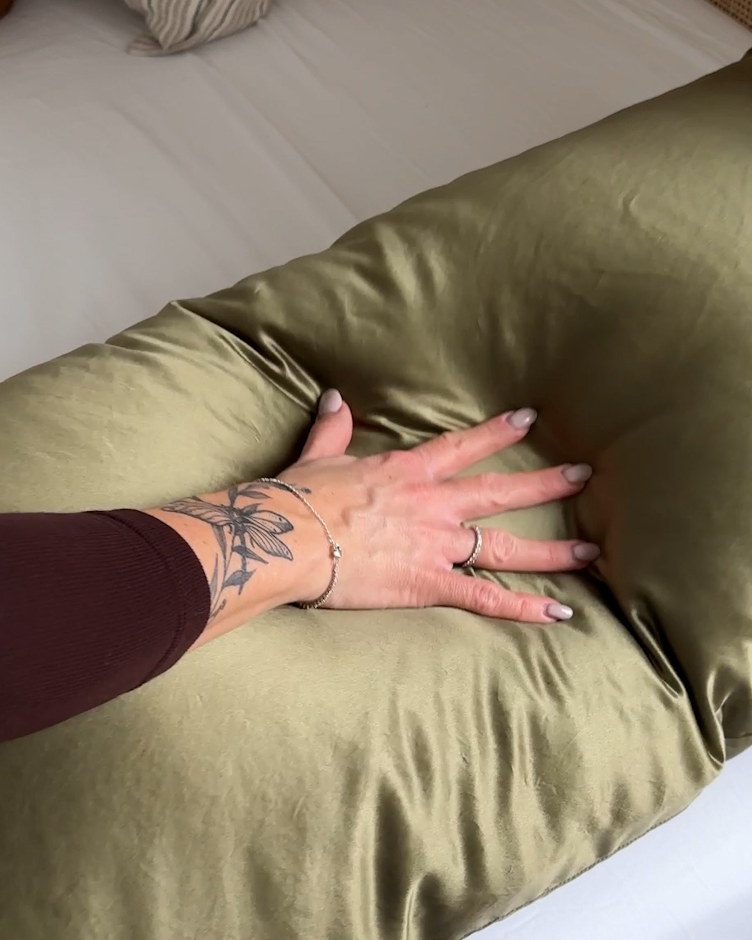 100-MulberrySilkPillowcase Olive ChelseyFreng Thumbnail