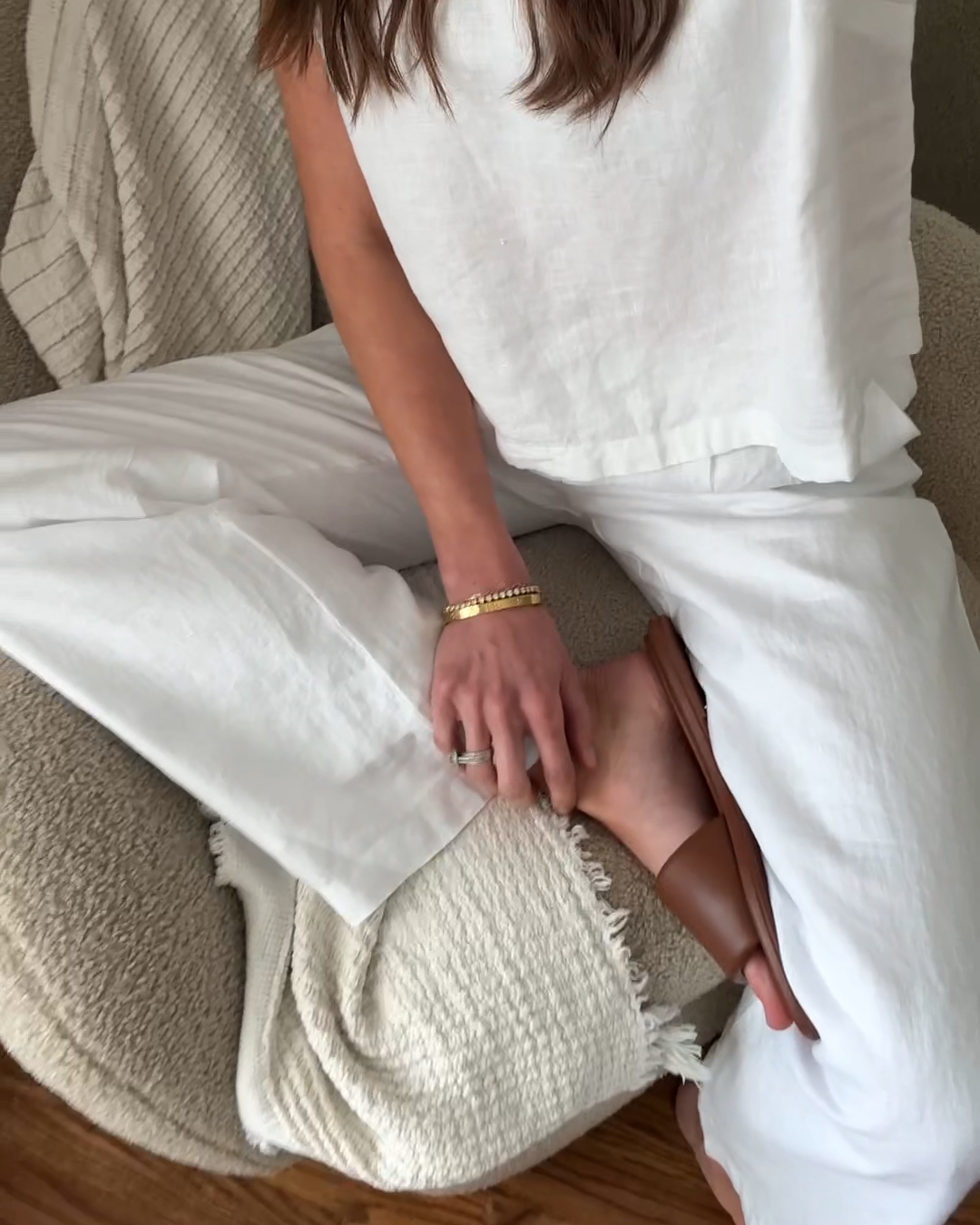 100% European Linen Pleated Trouser - PDP Video Thumbnail (White, 4x5)