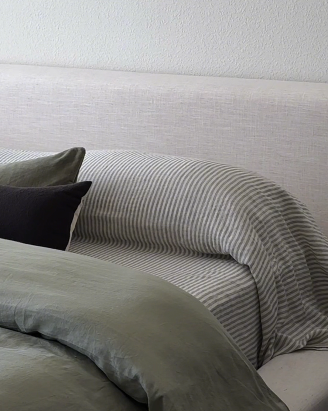 European Linen Stripe Sheet Set - PDP Video Thumbnail (Willowleaf/White Stripe, 4x5)