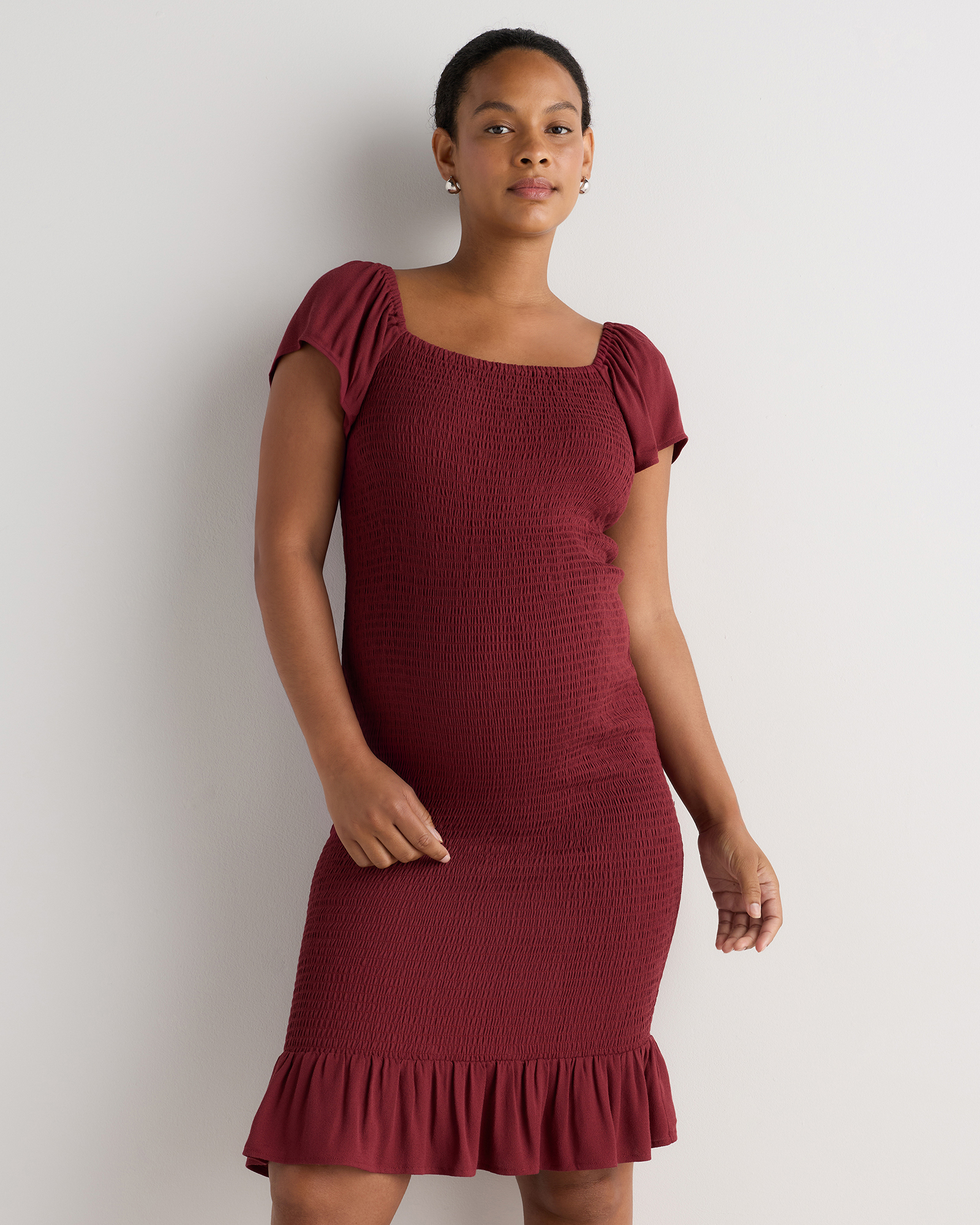 Maroon Robe de maternité légère en crêpe smockée à manches à volant