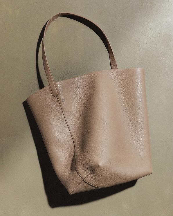 Warm Taupe Grand sac seau souple en cuir italien à bandoulière