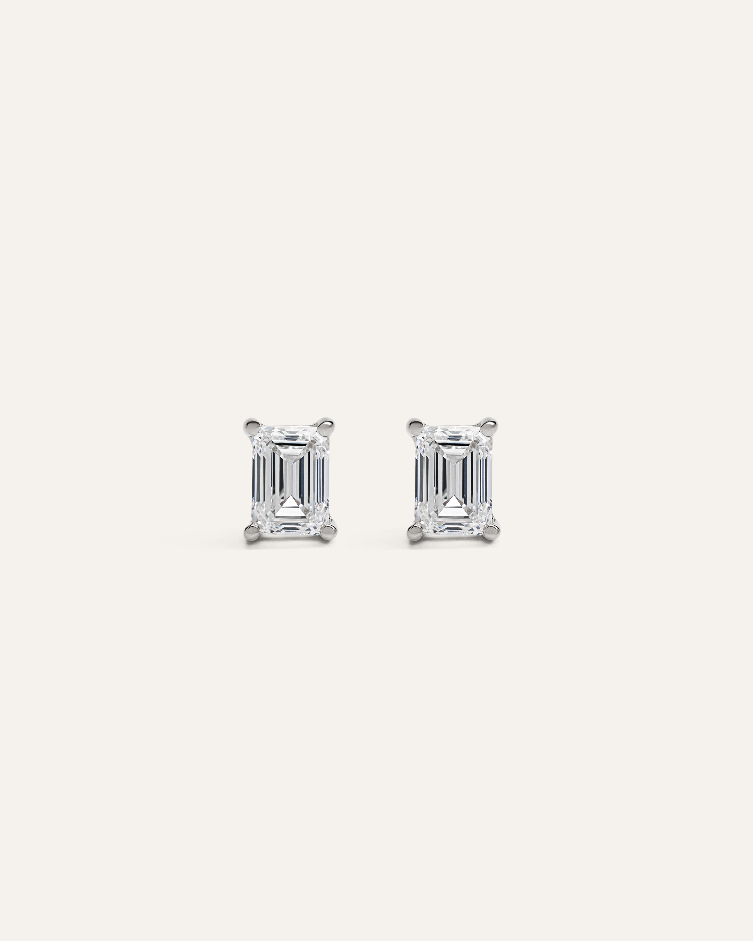 White Gold Clous d'oreilles solitaires en or 14 carats à diamant de laboratoire en forme d'émeraude – 1,5 ct au total