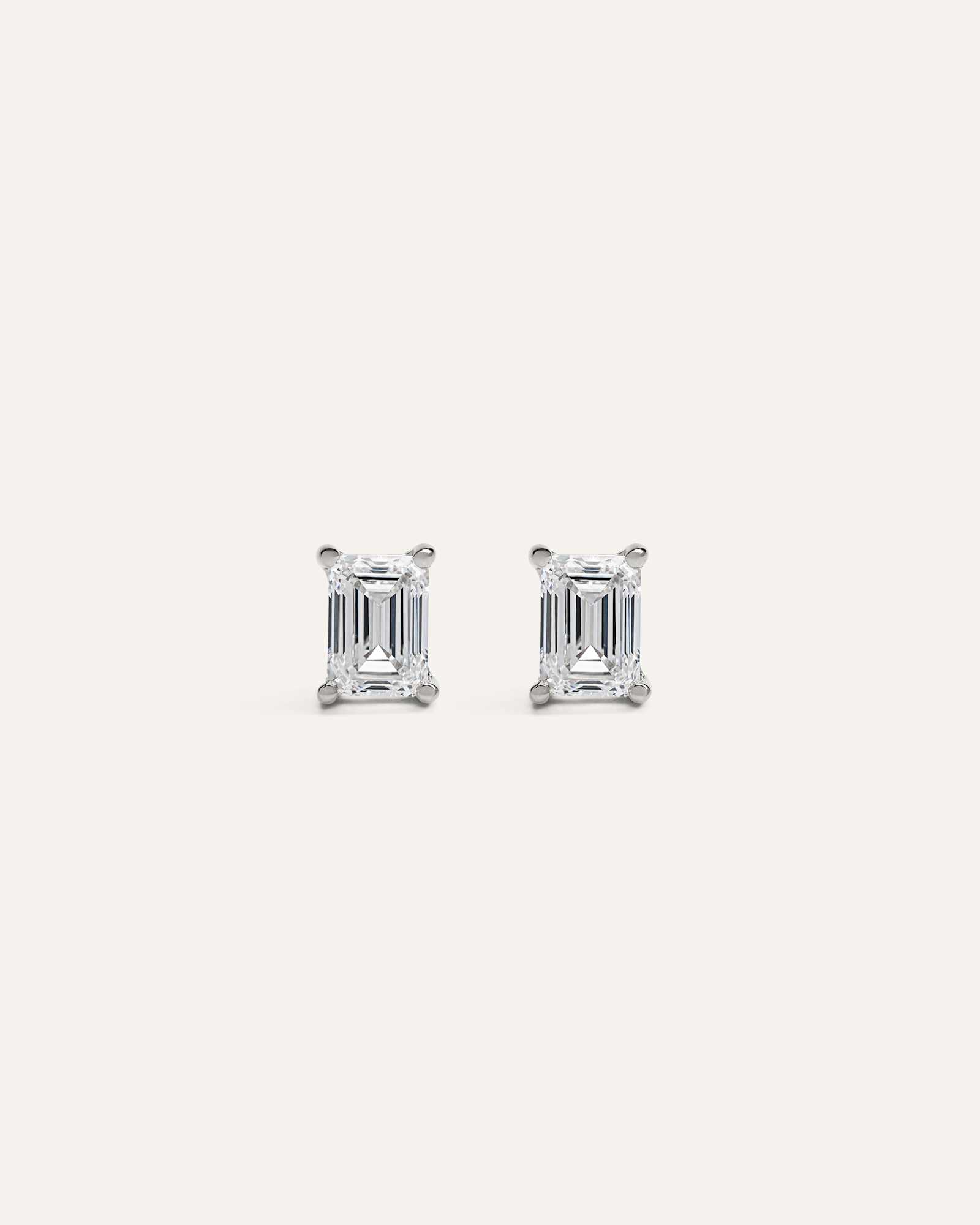 White Gold Clous d'oreilles solitaires en or 14 carats à diamant de laboratoire en forme d'émeraude – 1,5 ct au total